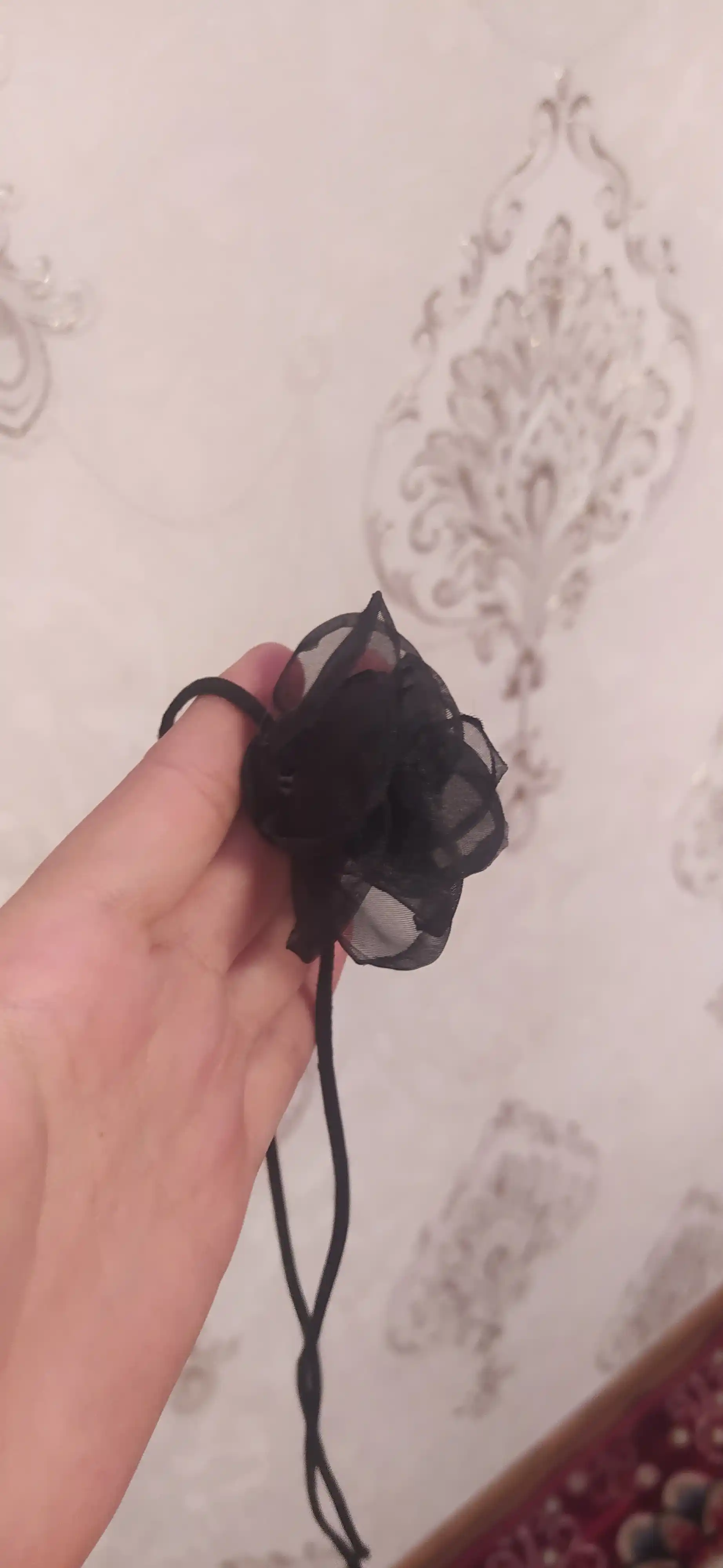 Qora gulli bo'yinbog'li choker