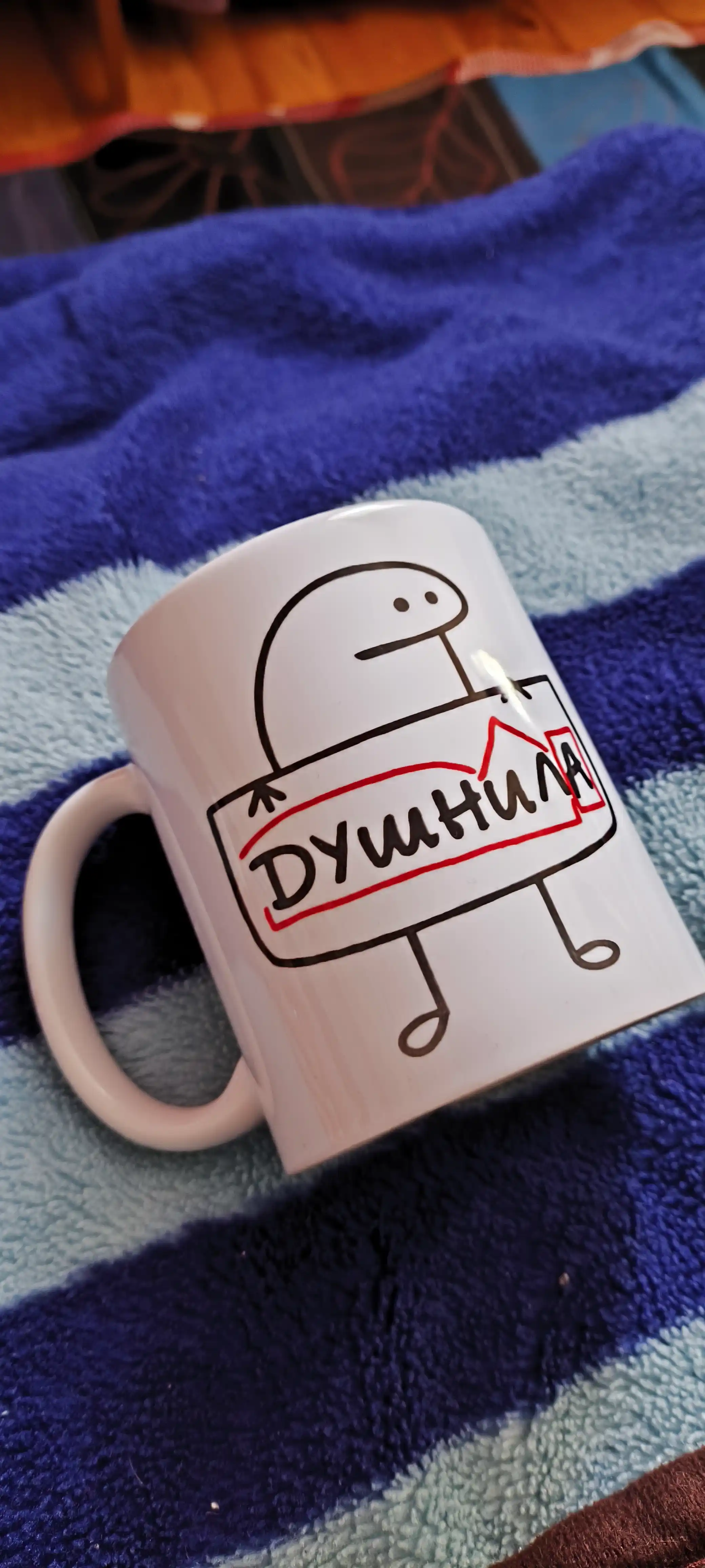 Bosilgan krujka, oq