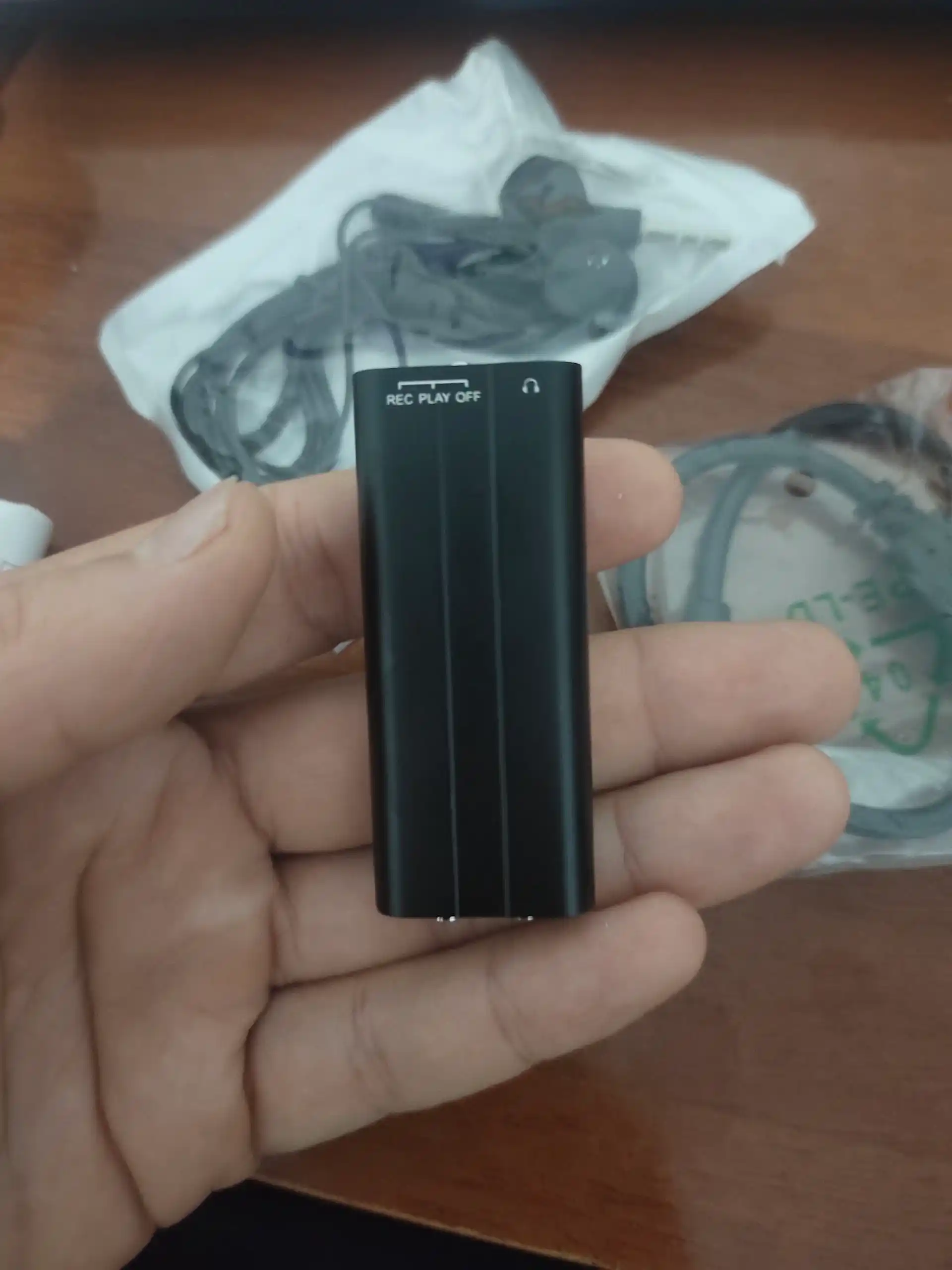 Mini diktofon, 2 kundan kop to'xtovsiz ovoz yozadi, 8 gb + zaryadlash qurilmasi