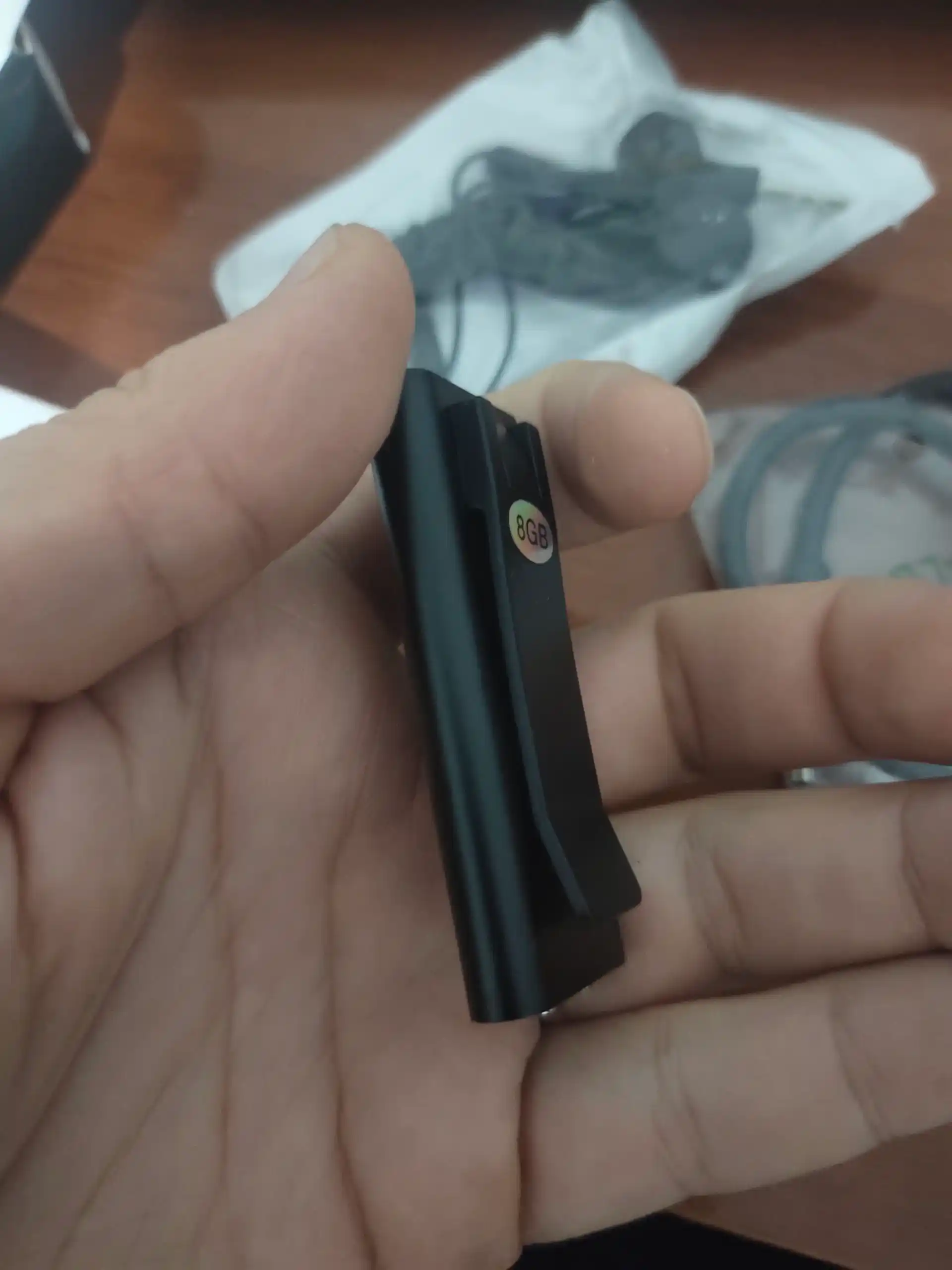 Mini diktofon, 2 kundan kop to'xtovsiz ovoz yozadi, 8 gb + zaryadlash qurilmasi