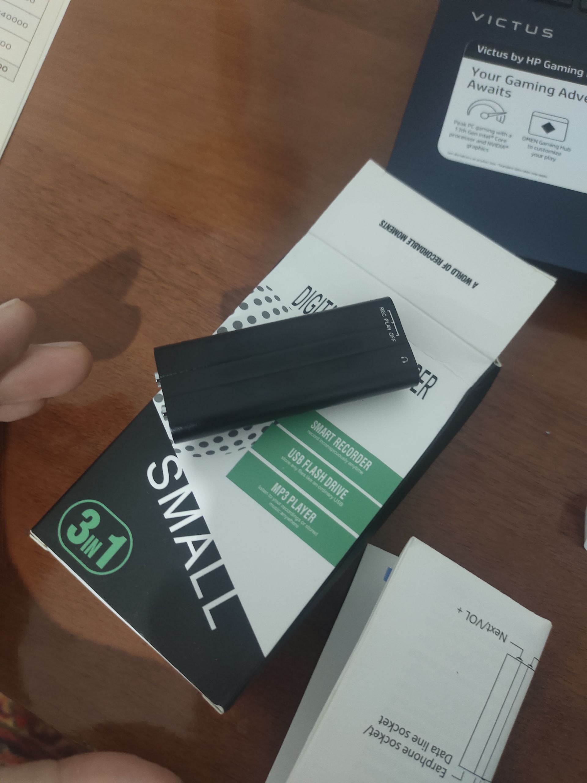 Mini diktofon, 2 kundan kop to'xtovsiz ovoz yozadi, 8 gb + zaryadlash qurilmasi