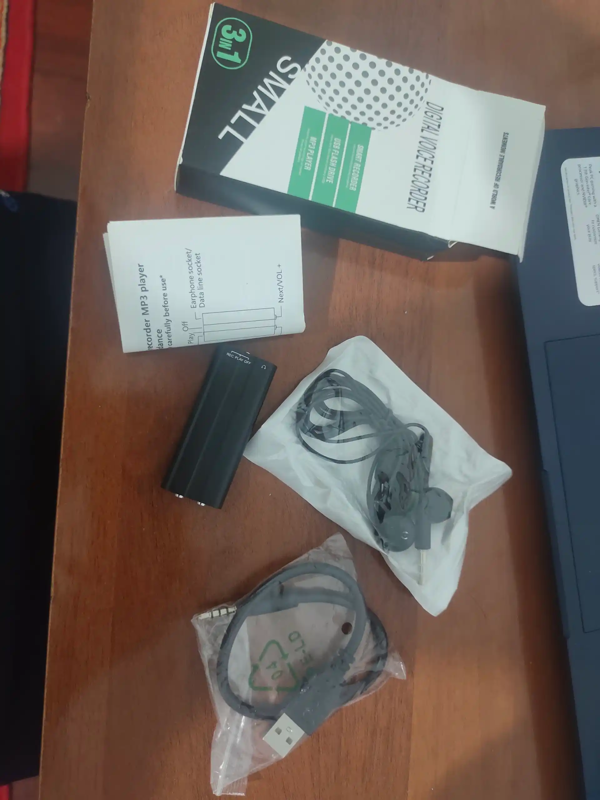 Mini diktofon, 2 kundan kop to'xtovsiz ovoz yozadi, 8 gb + zaryadlash qurilmasi
