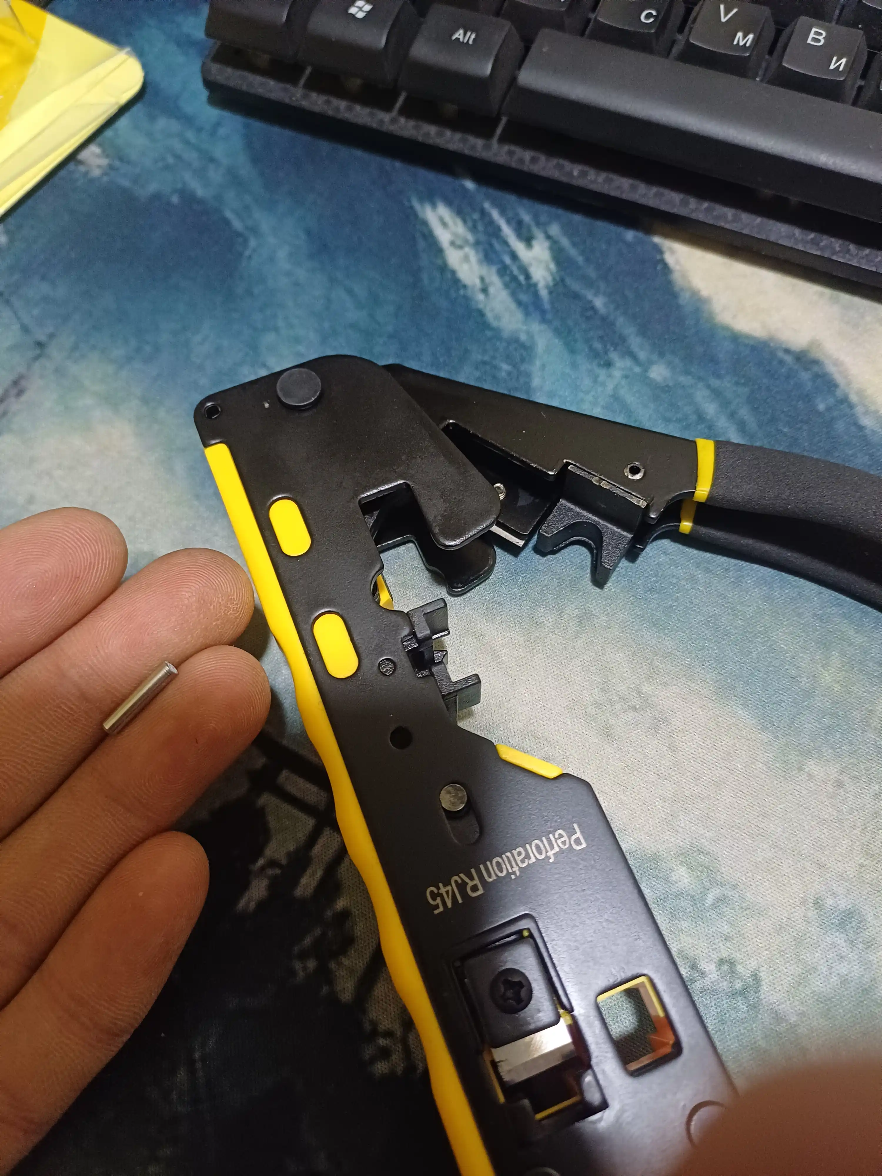 Asbob qisqichi Cat5E, Cat6, Cat7 kategoriyasidagi va RJ45, RJ11, RJ12 portlari bor