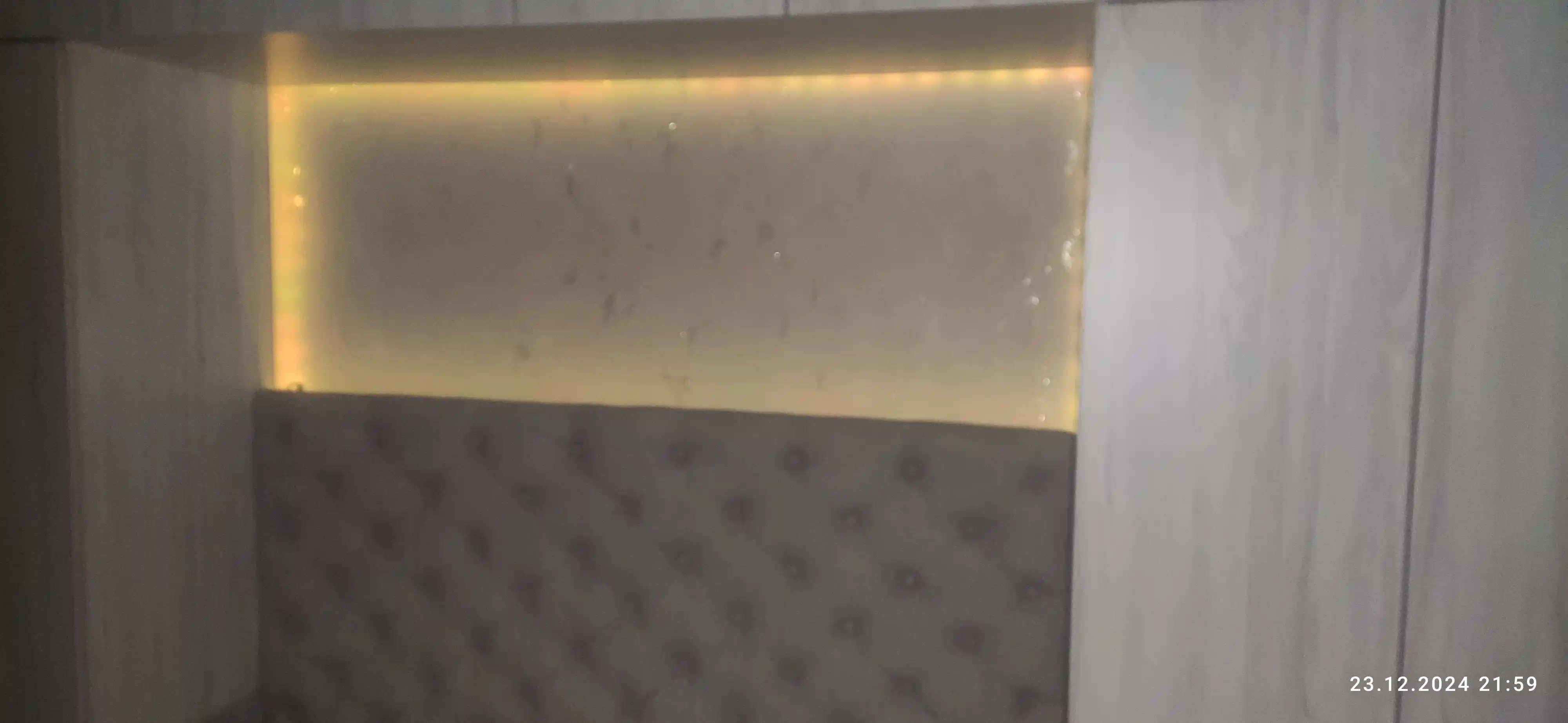 Rangli LED tasmasi, masofadan boshqarish pulti va telefon orqali boshqariladigan, 5 metr