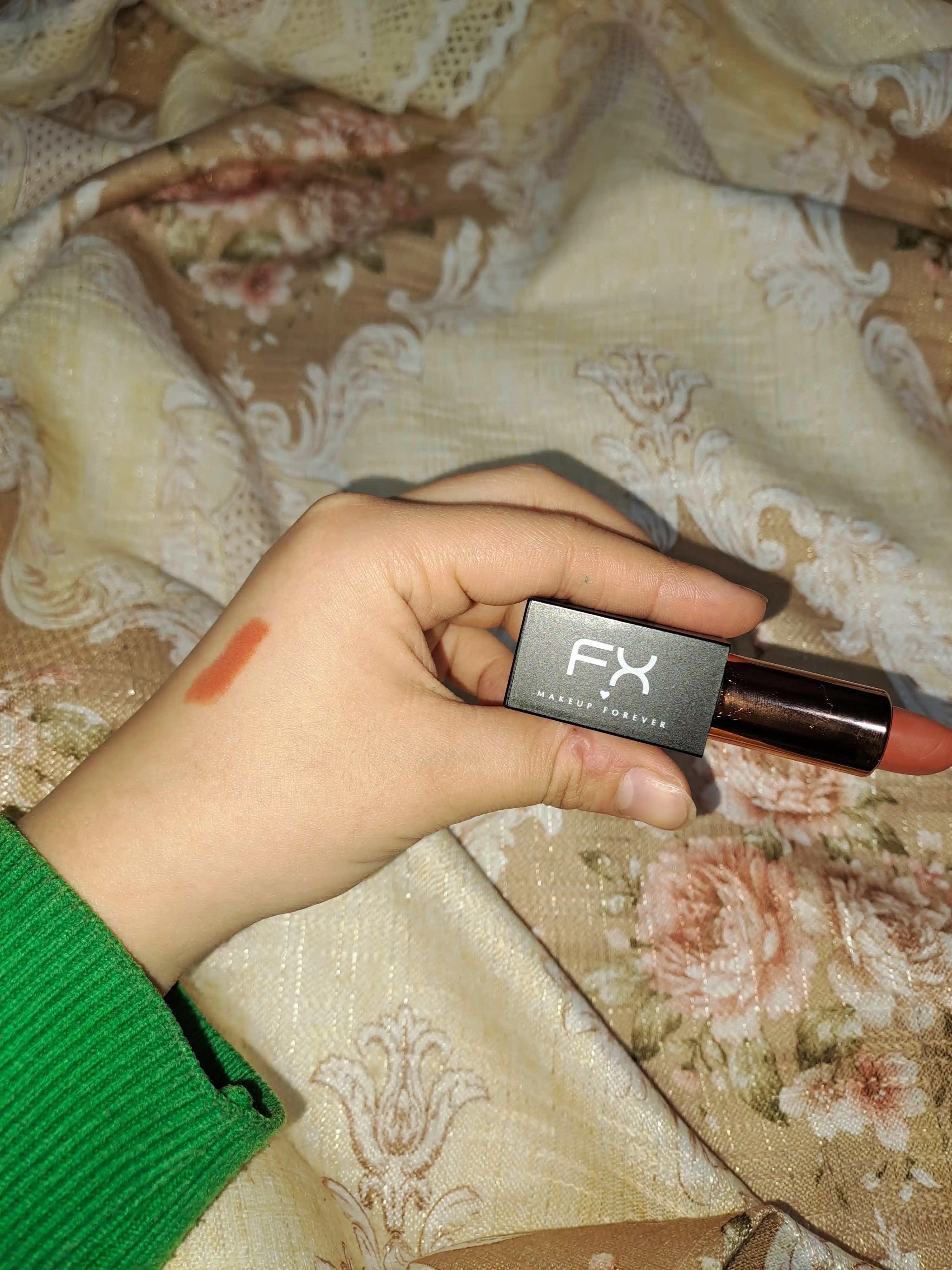 Xira, namlantiruvchi, suvga chidamli lab bo‘yog‘i FX Make up forever
