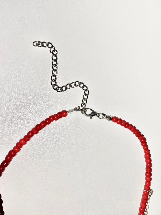 Biser va marvaridlardan yasalgan choker bo'yin zanjiri, marjonli bo'yin bezagi