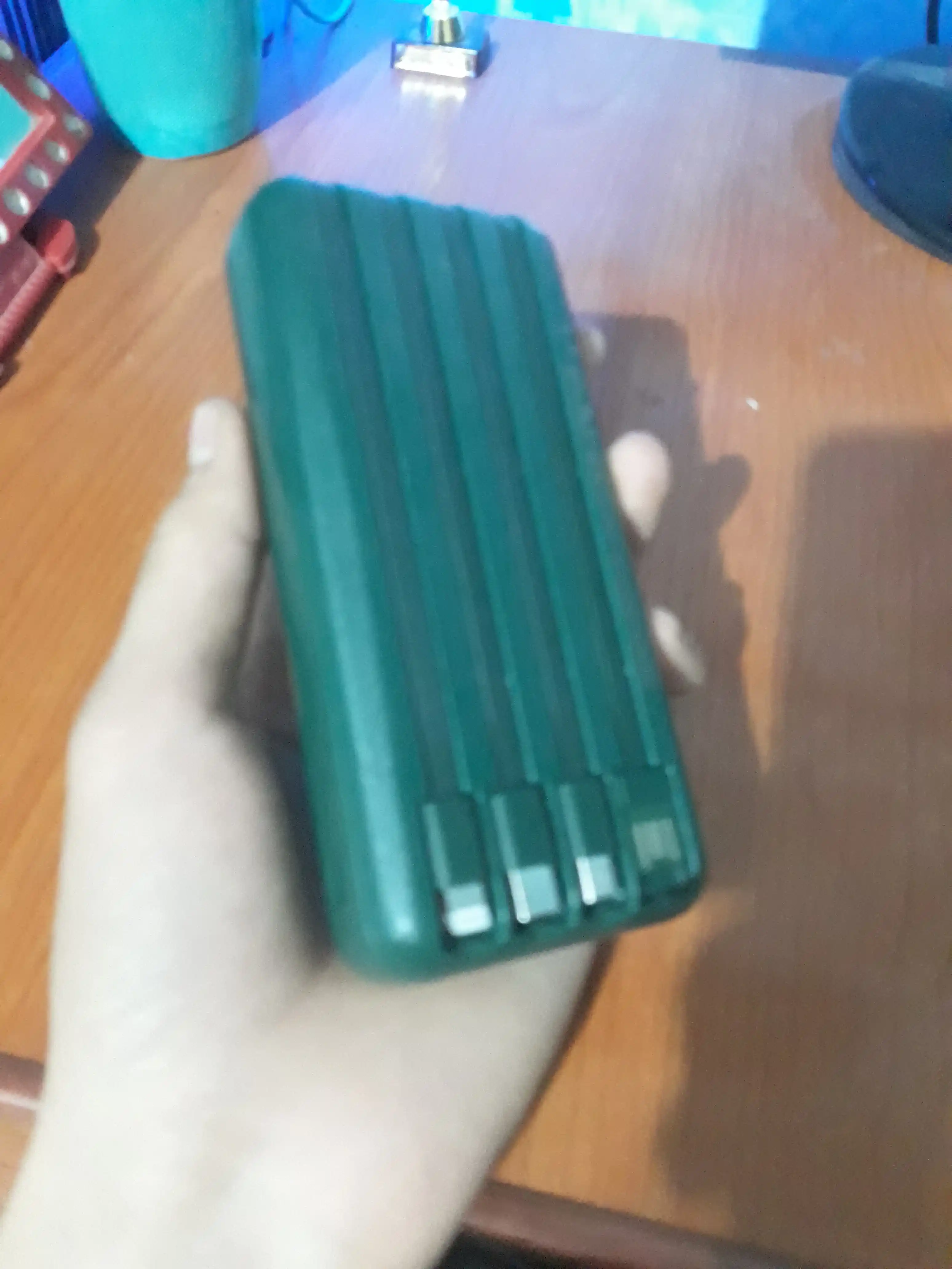 Simsiz zaryadlovchi power bank, zamonaviy dizayn, 4 ta kabel bilan