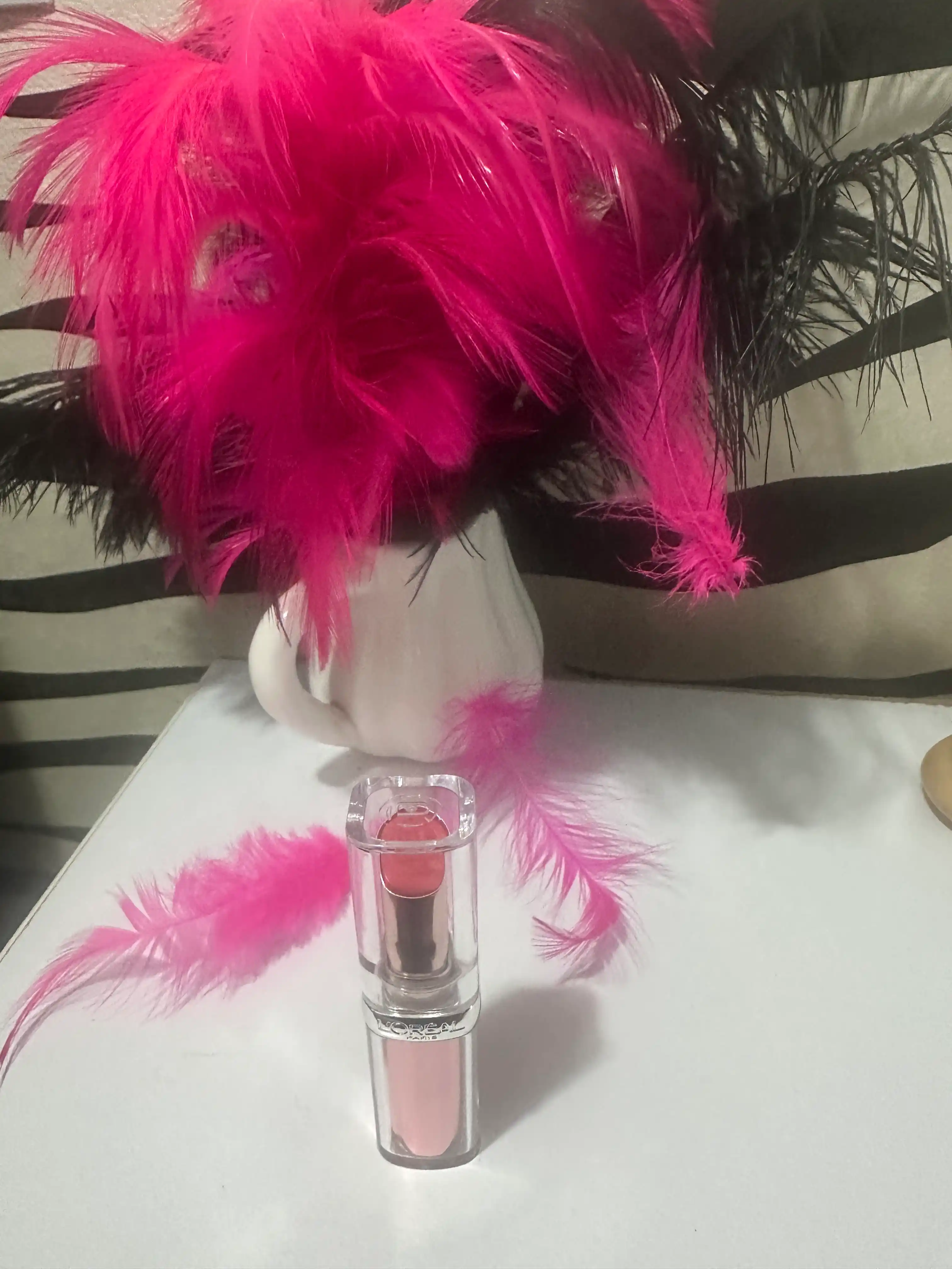 Lablar uchun boyog' L'Oreal Paris Glow Paradise, ton 111, pushti mo''jizalar mamlakati