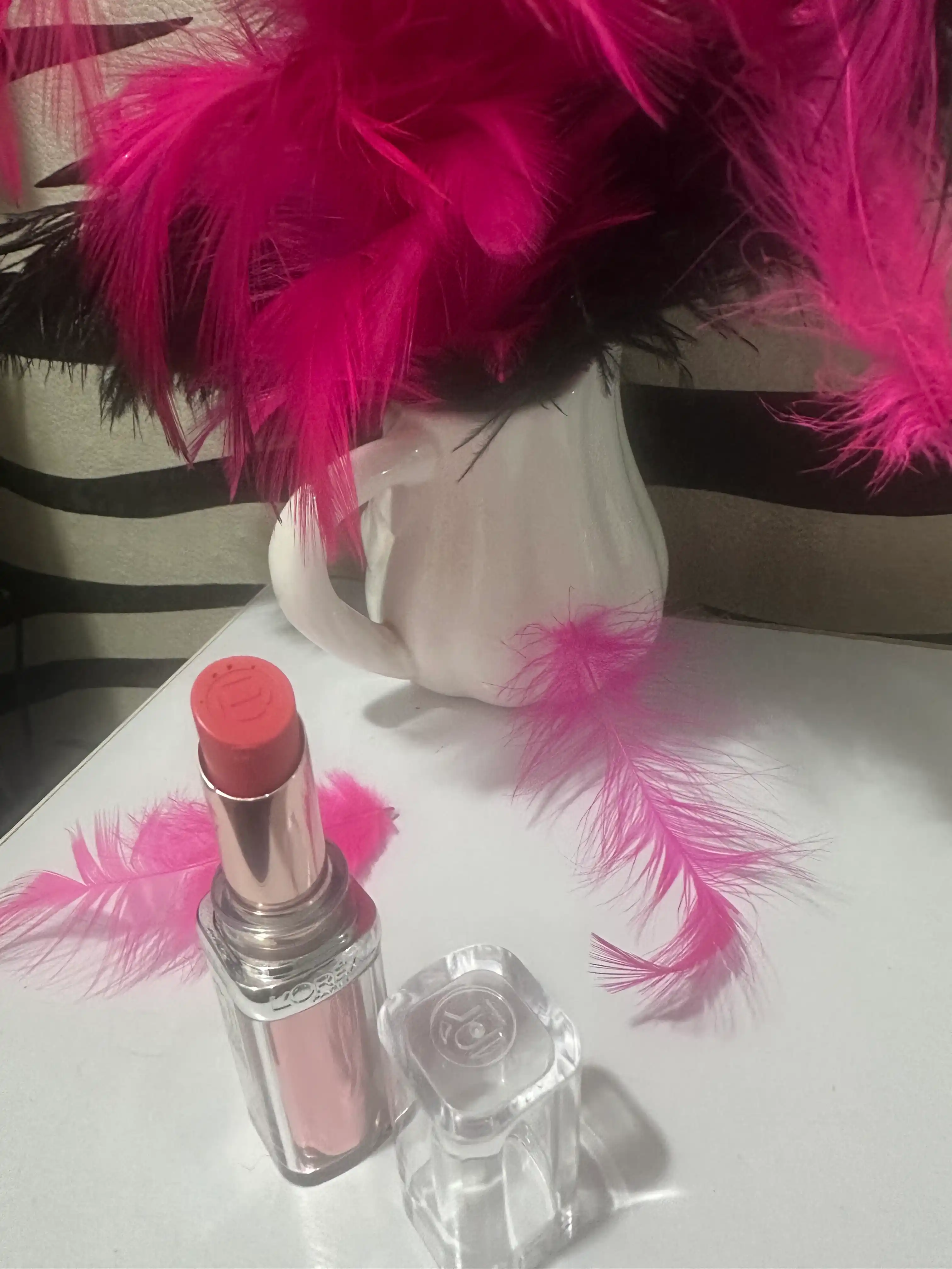 Lablar uchun boyog' L'Oreal Paris Glow Paradise, ton 111, pushti mo''jizalar mamlakati