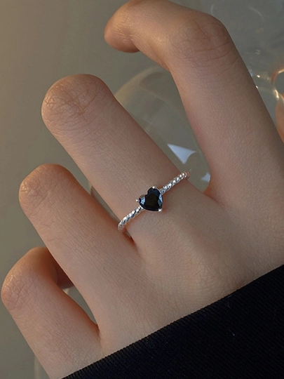Серебряное кольцо, с черным камнем в форме сердца, женское украшение