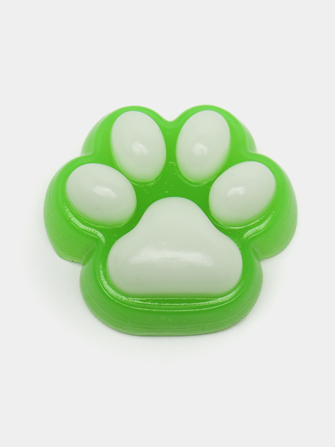 Yigit koylak ostiga chiqdi va mushukni yaladi.