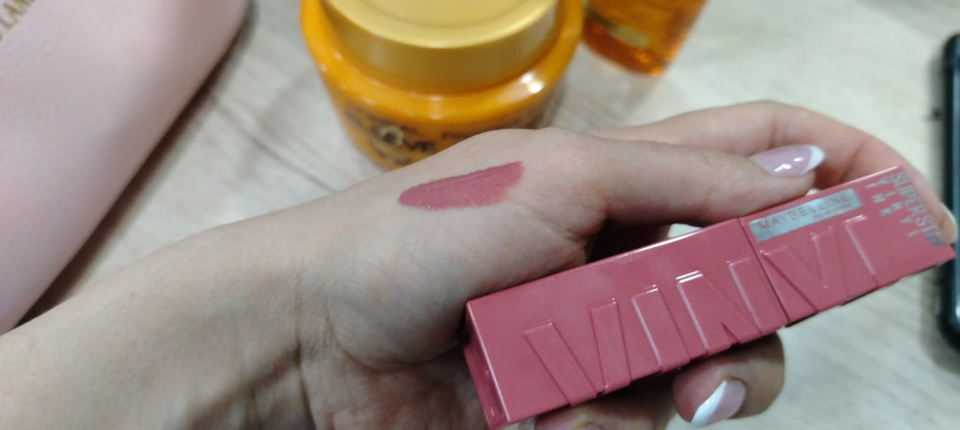 Lab uchun boyog' Maybelline New York Super Stay Vinyl Ink, 100 sehrlangan