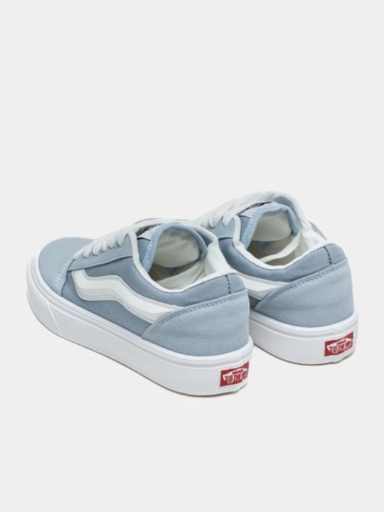 Vans uslubidagi ayollar kedi – faollik va uslub uyg‘unligi