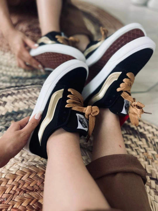 Vans uslubidagi ayollar kedi – faollik va uslub uyg‘unligi