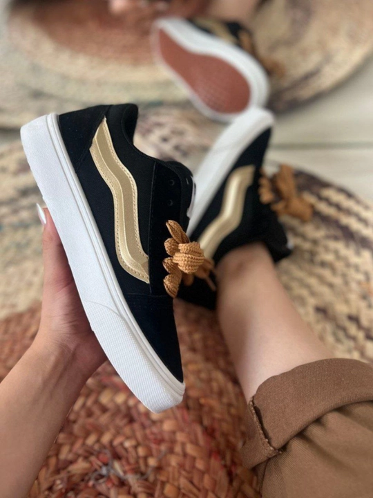 Vans uslubidagi ayollar kedi – faollik va uslub uyg‘unligi