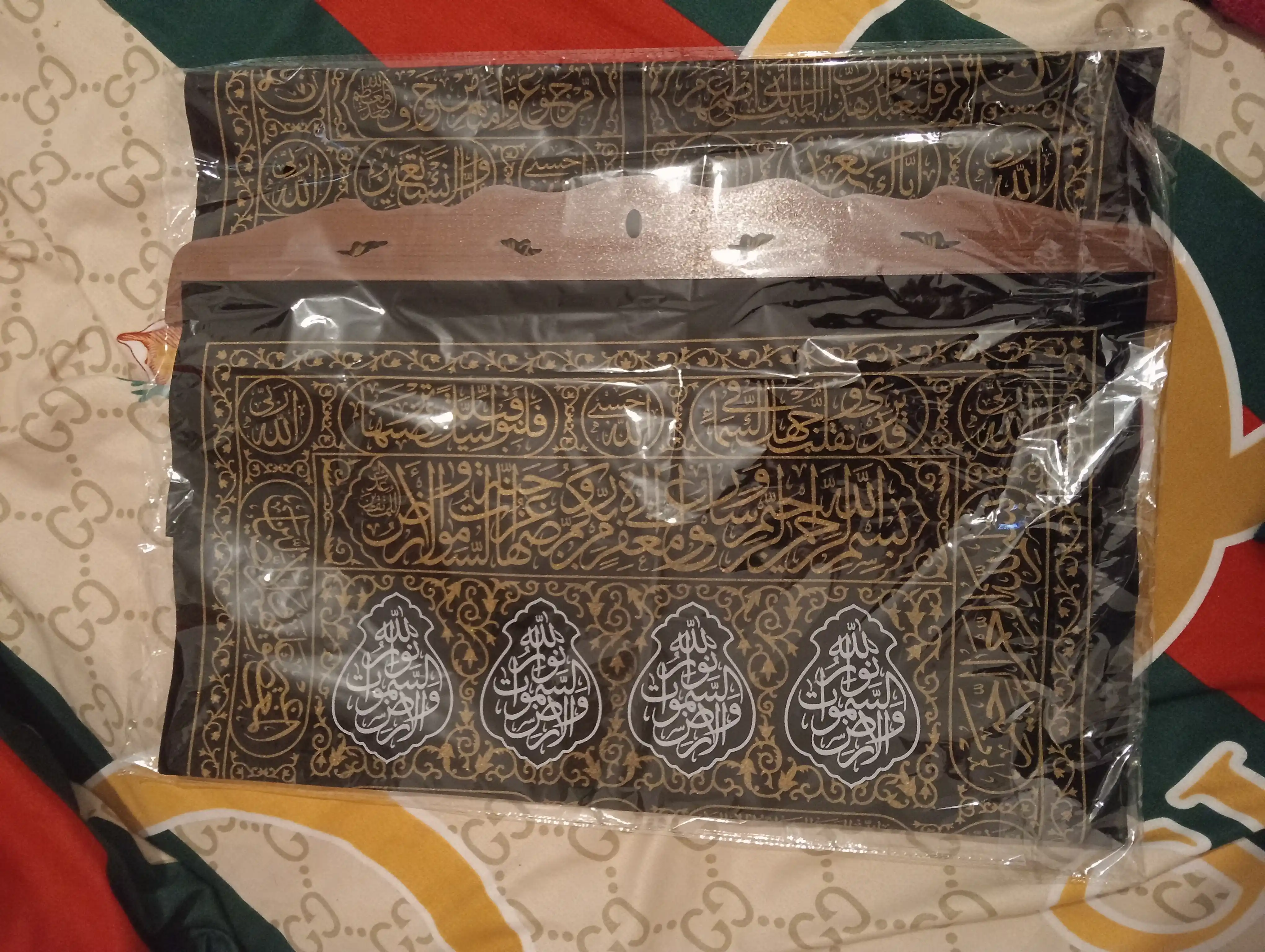 Kaaba eshigi yopinchigi surati, qora vilyur mato, tilla naqsh