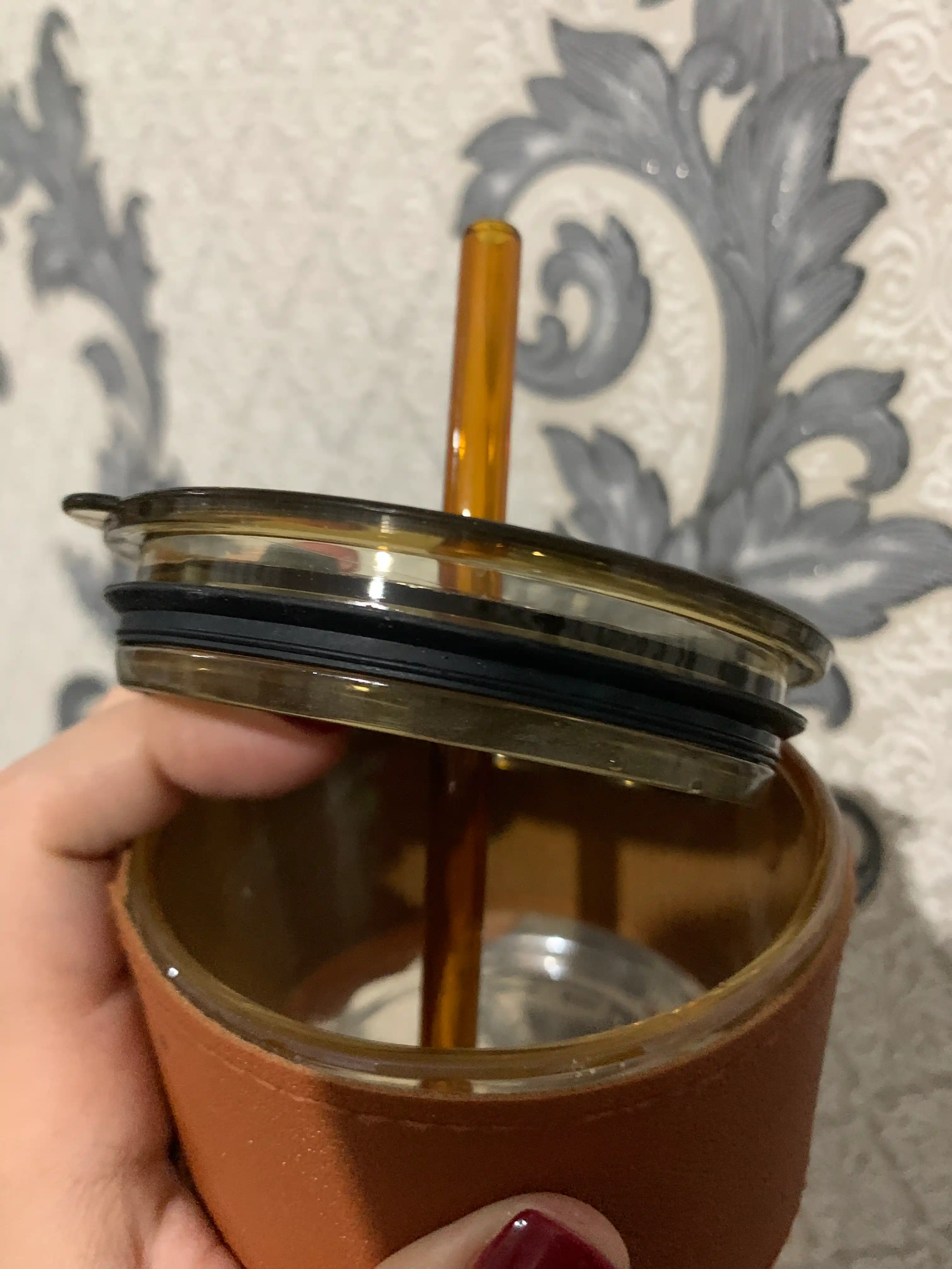Стеклянный стакан с трубочкой и крышкой