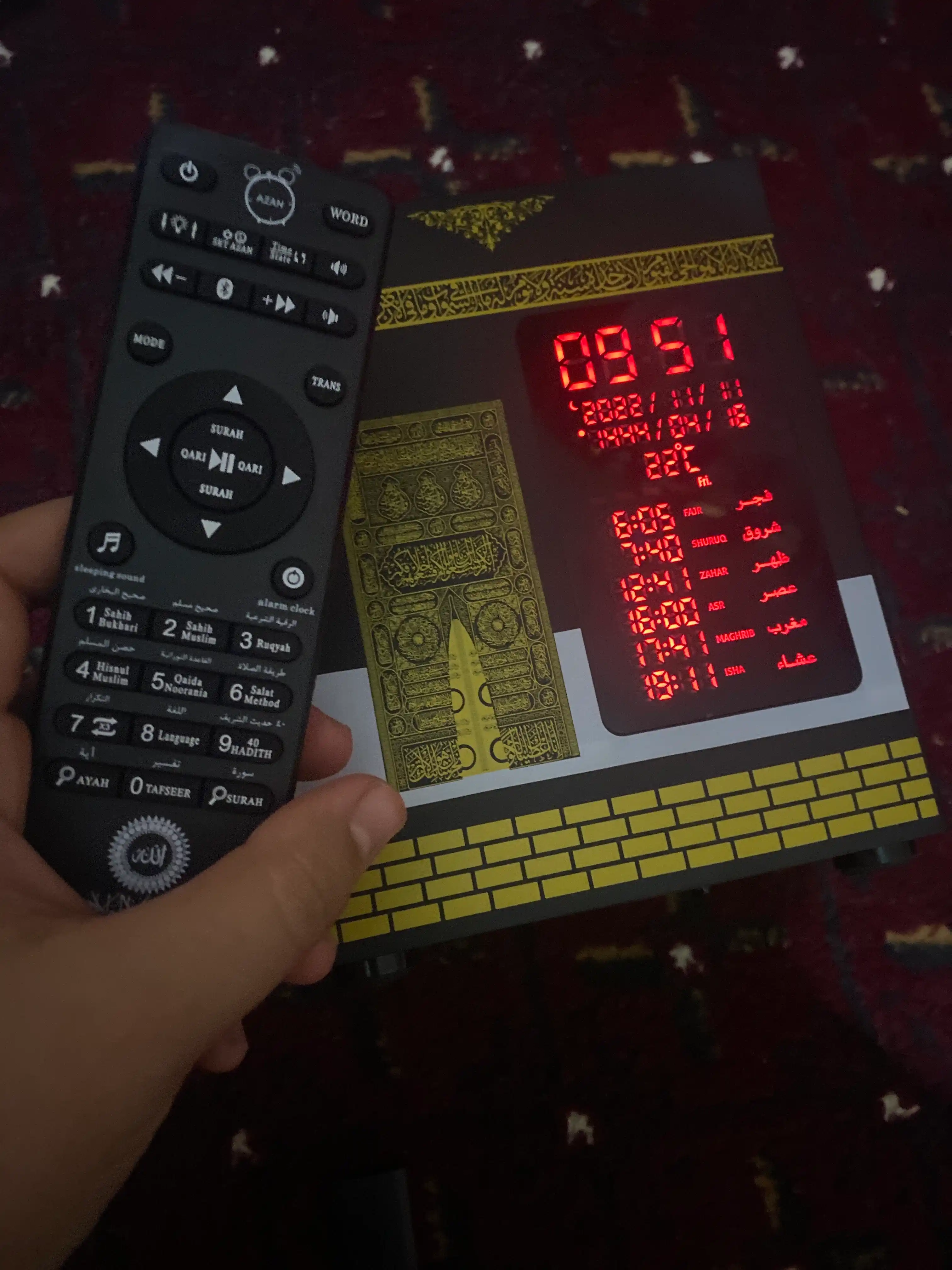 Qur'on taratuvchi Ka'ba ko'rinishidagi Azon soatli lampa