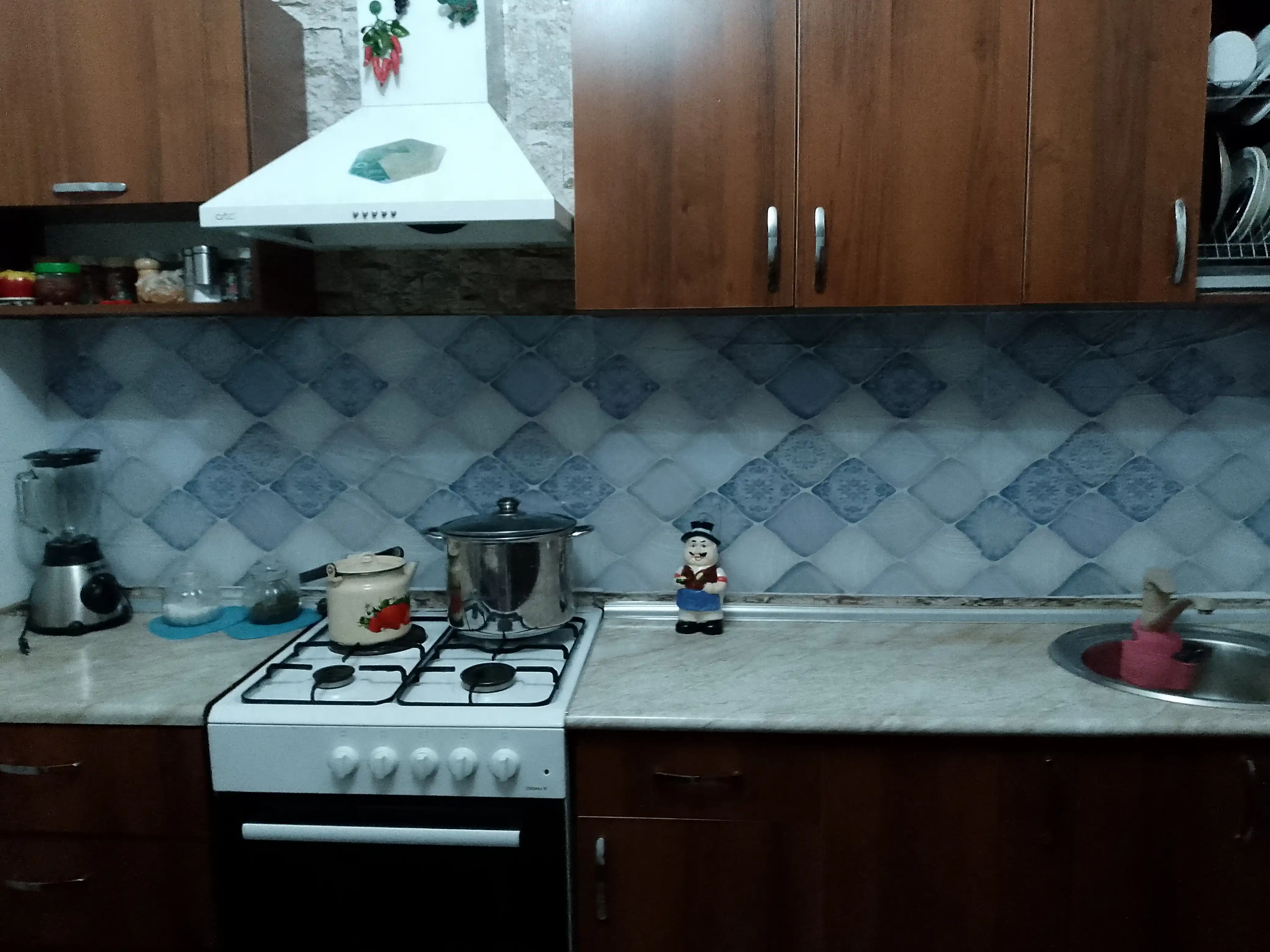 Mebel va deraza tokchalari uchun o‘zi yopishadigan alyuminiy plyonka