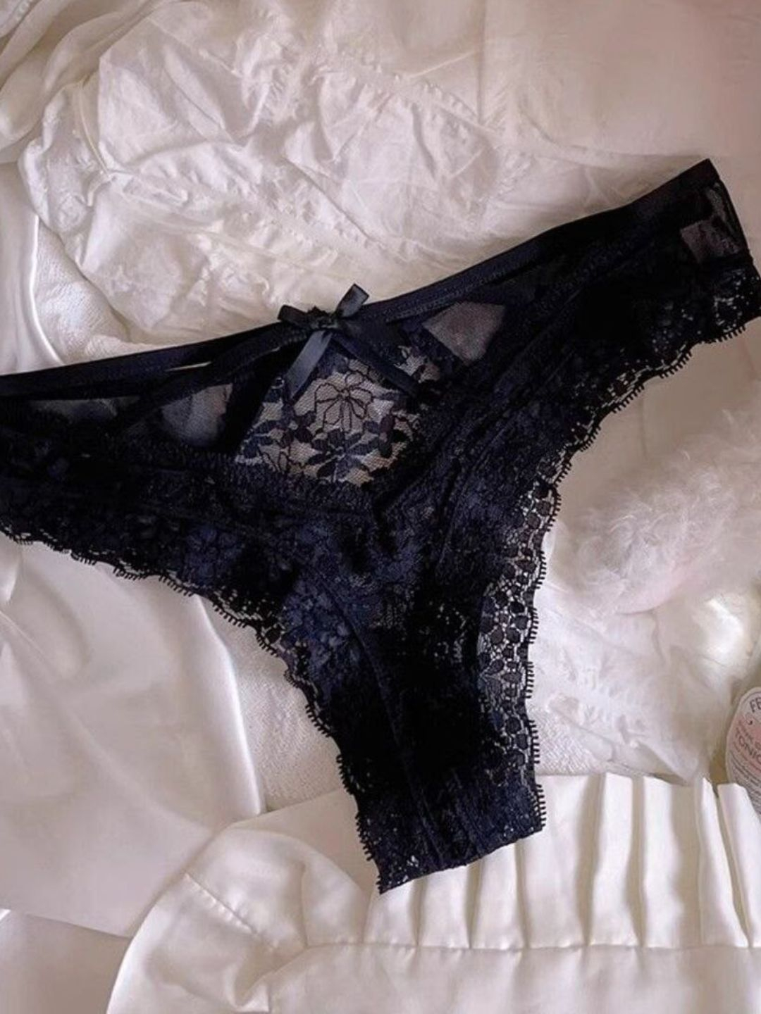 Chiroyli xizmatkorni sikadi Yigit erkakning katta tukli sikini soradi