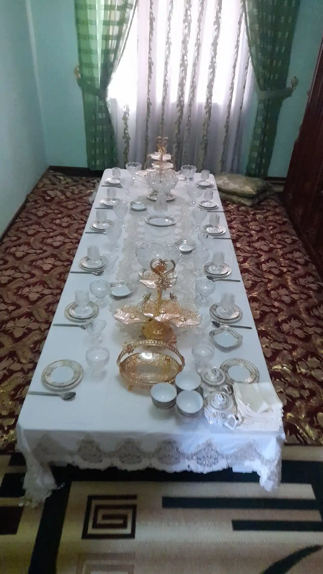 To‘g‘ri to‘rtburchak baxmal dasturxon, kashta va to‘r bezakli bayram dasturxoni