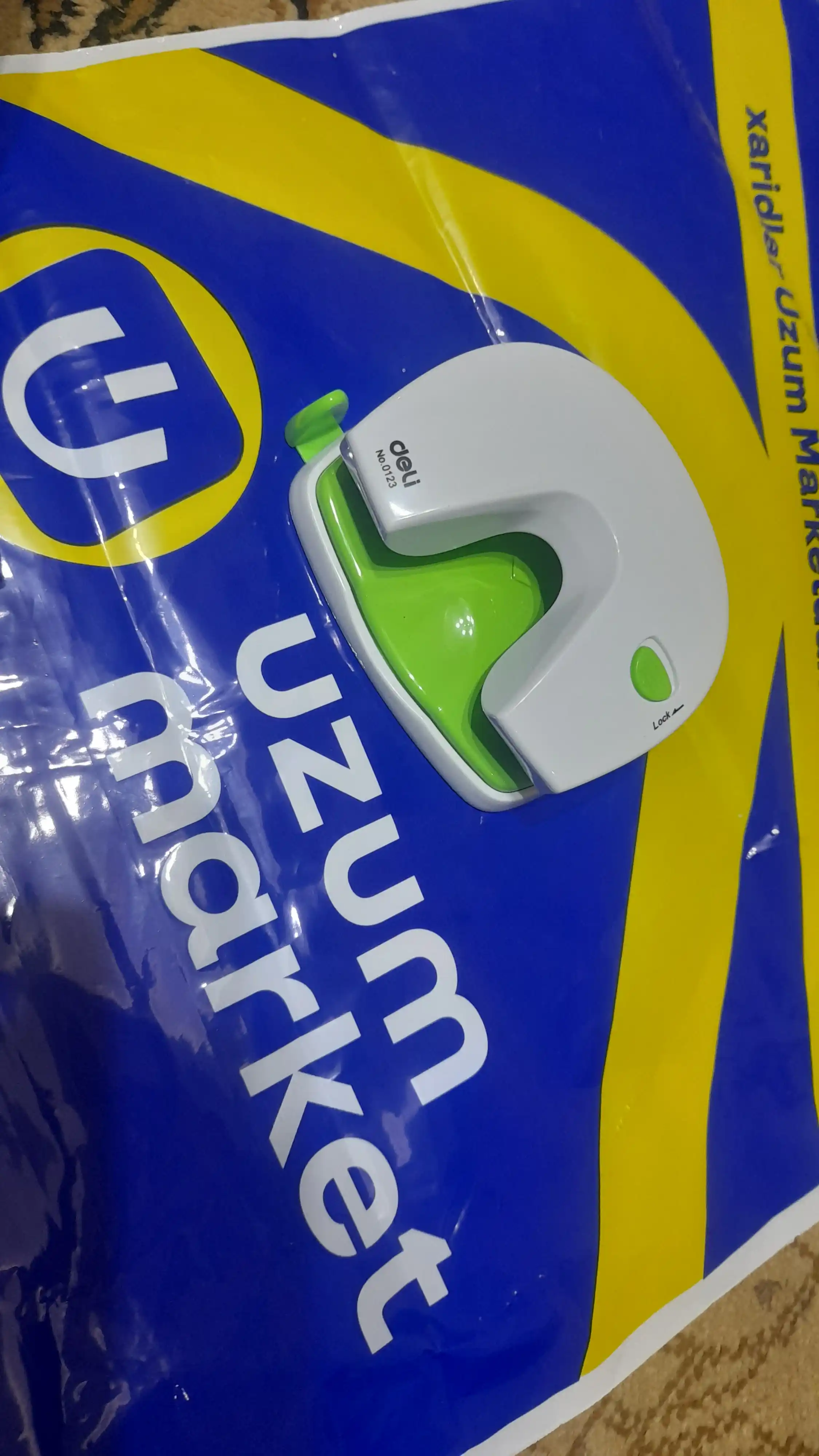 Teshik teshuvchi Deli E0123, fiksator bilan, 80 g, 20 varaq uchun