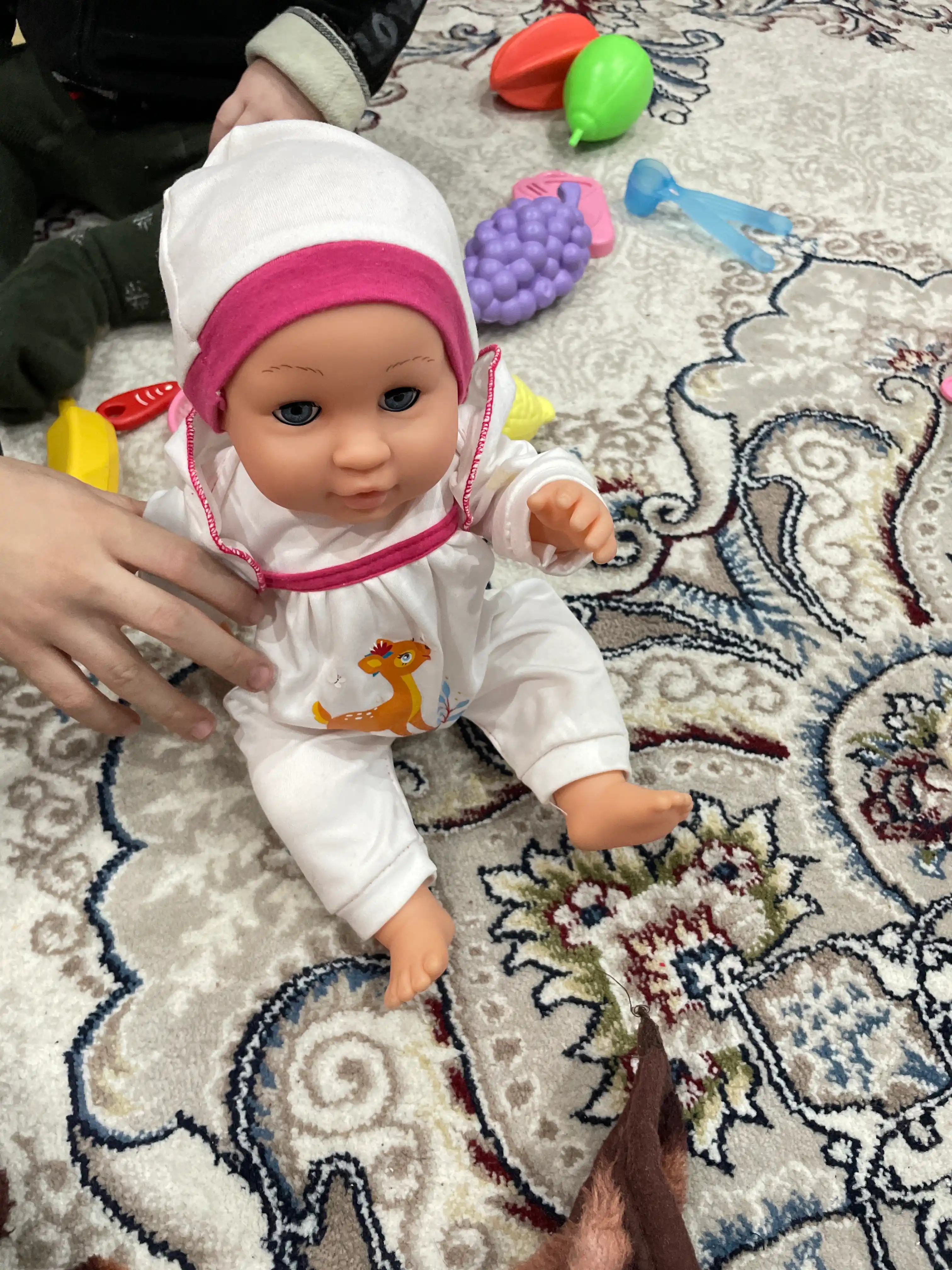 Bolalar interaktiv qo'g'irchoq, pups, ovqatlaning, shishadan ichadi, deydi idishda, deydi
