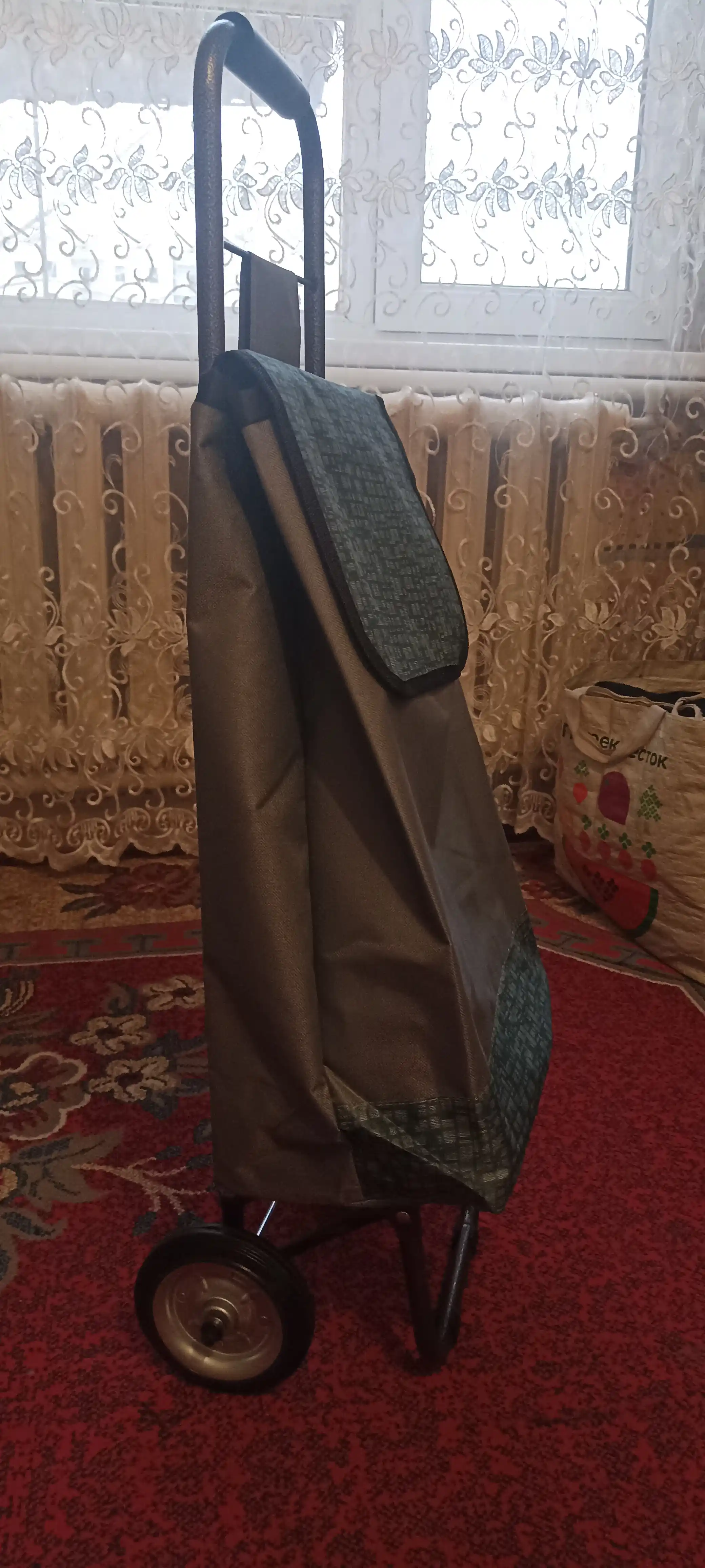 Metall g'ildiraklardagi yig'iladigan xarid qilish uchun sumka-aravacha