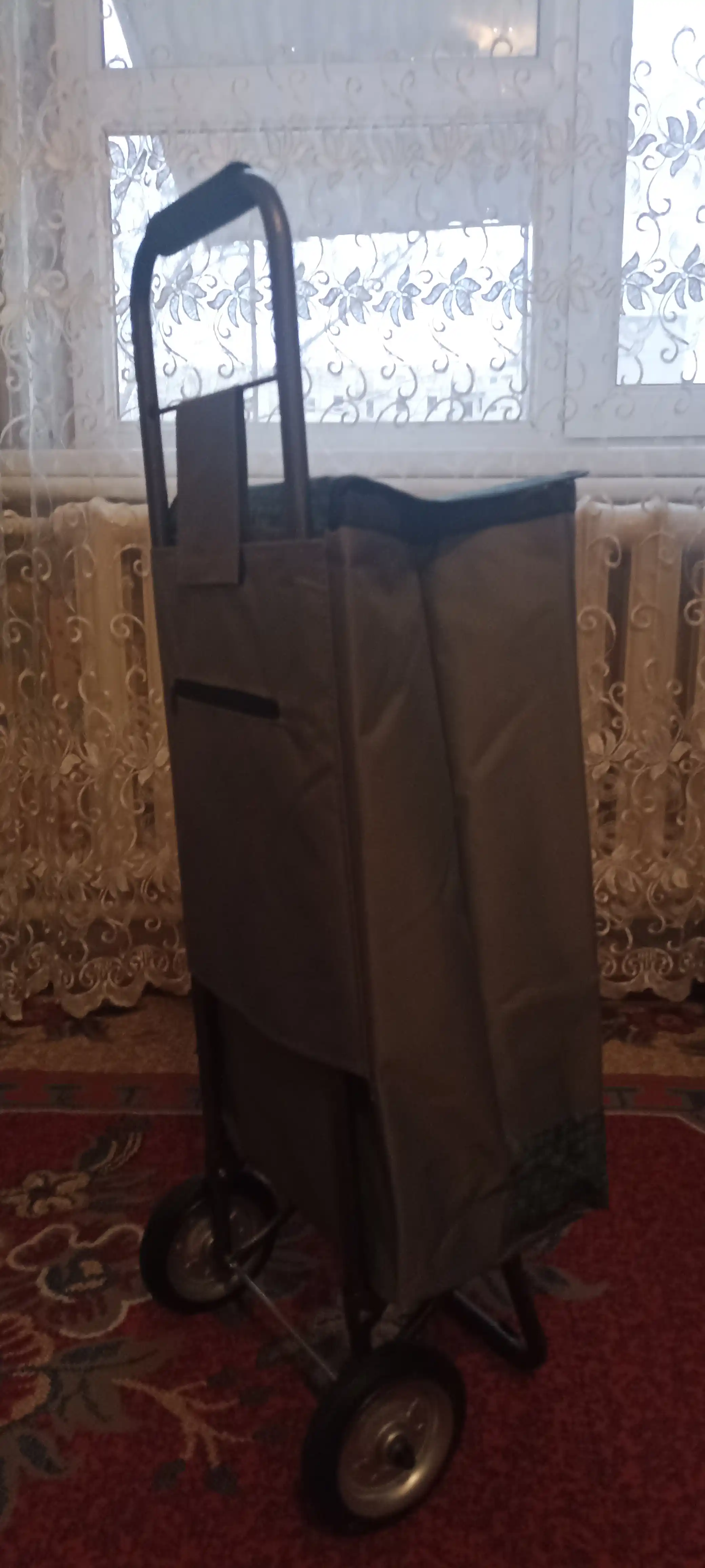 Metall g'ildiraklardagi yig'iladigan xarid qilish uchun sumka-aravacha