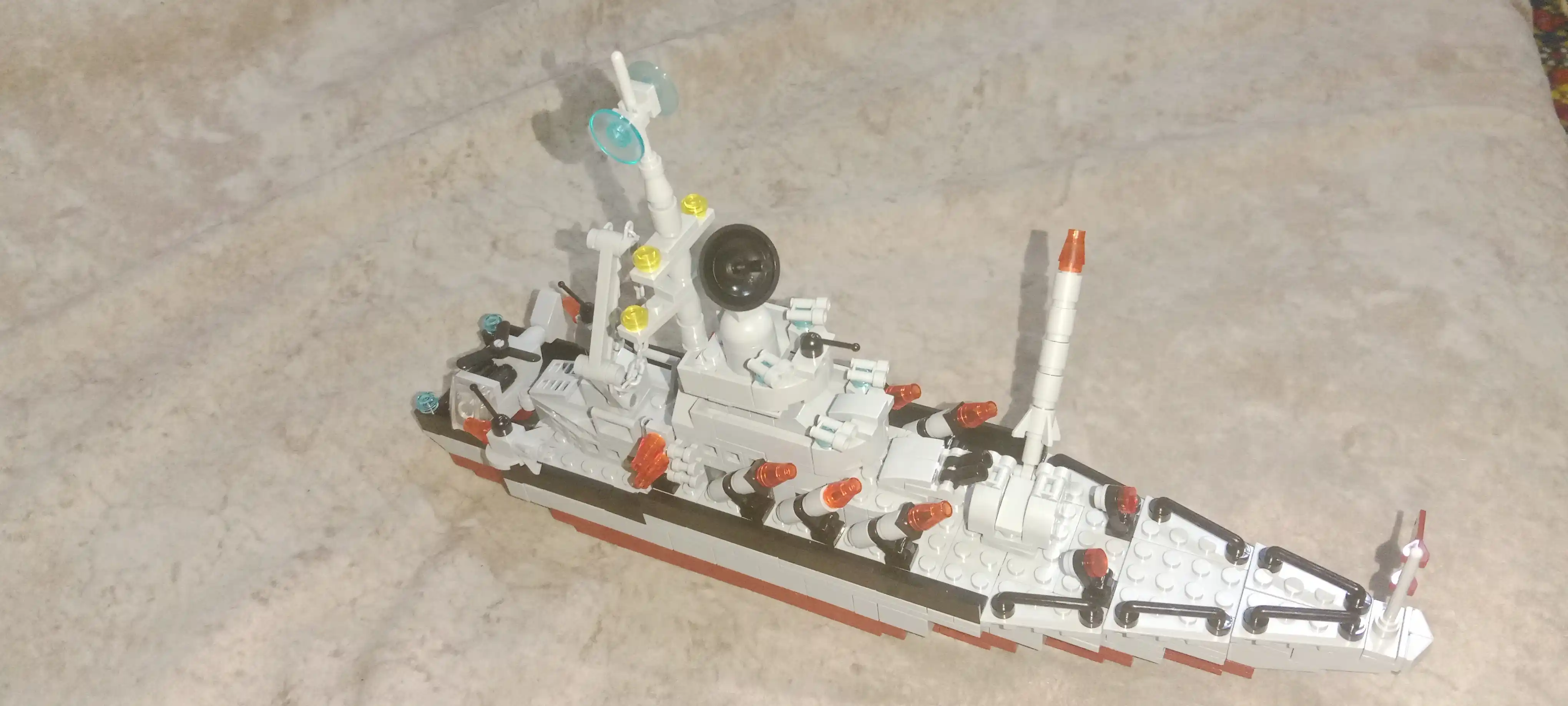8 ta 1 da konstruktorlar "Harbiy flot va kema" Lego bilan mos keladi
