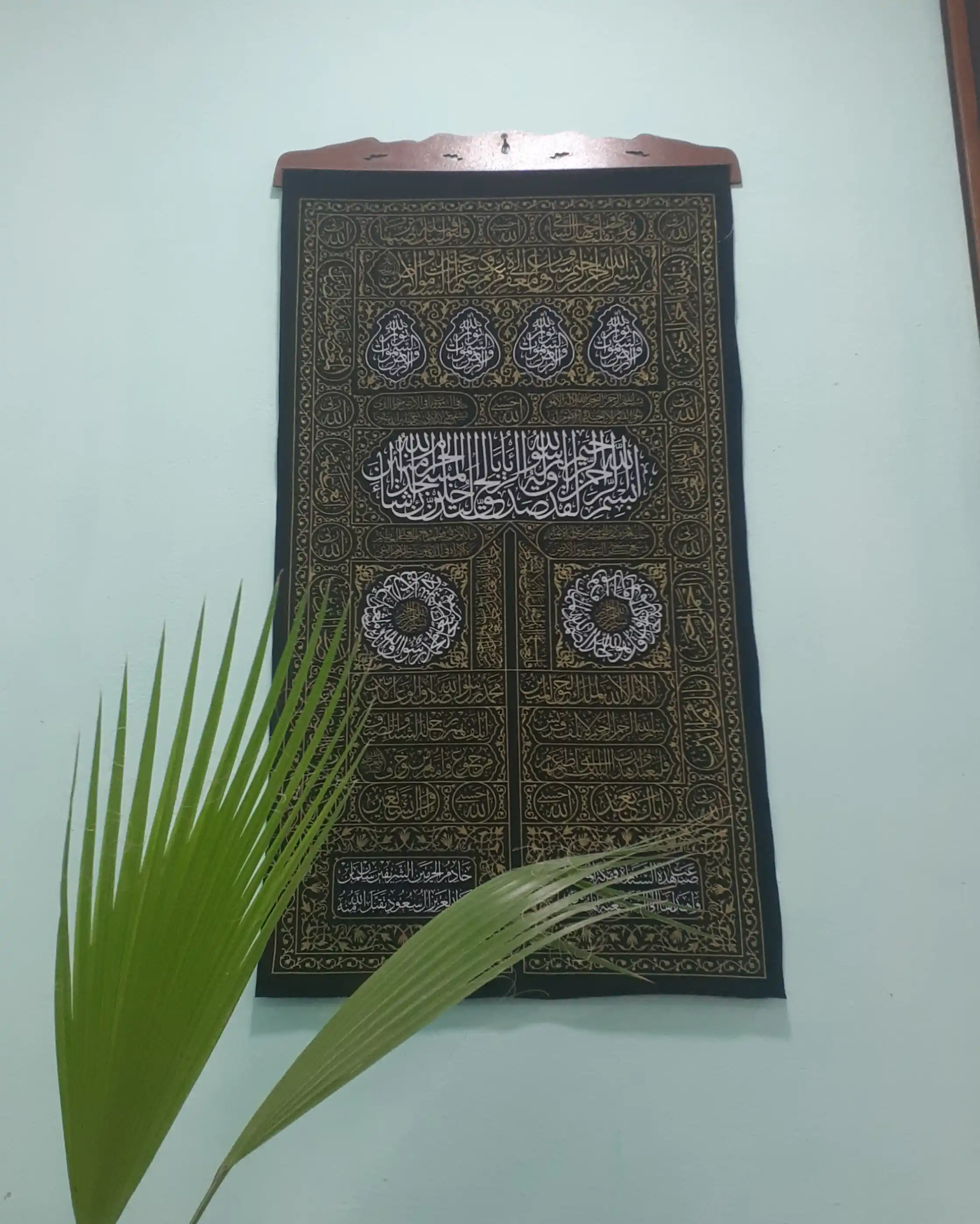 Kaaba eshigi yopinchigi surati, qora vilyur mato, tilla naqsh