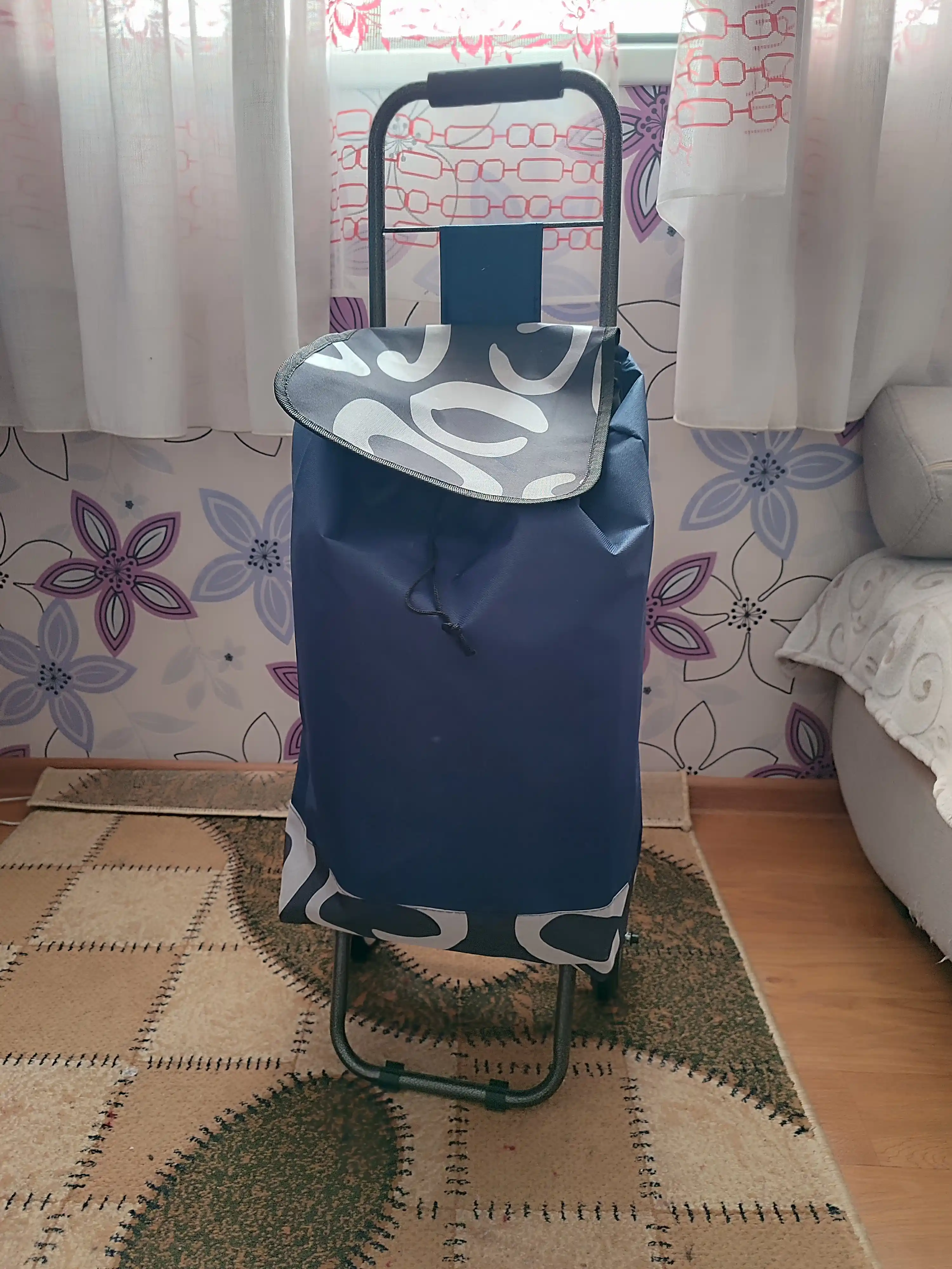 Metall g'ildiraklardagi yig'iladigan xarid qilish uchun sumka-aravacha