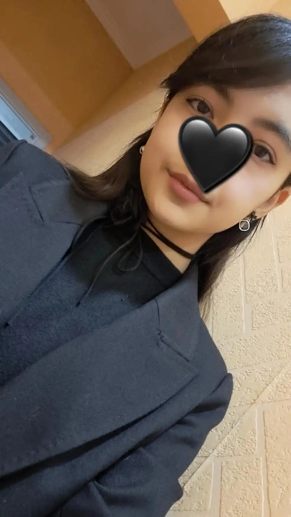 Qora gulli bo'yinbog'li choker