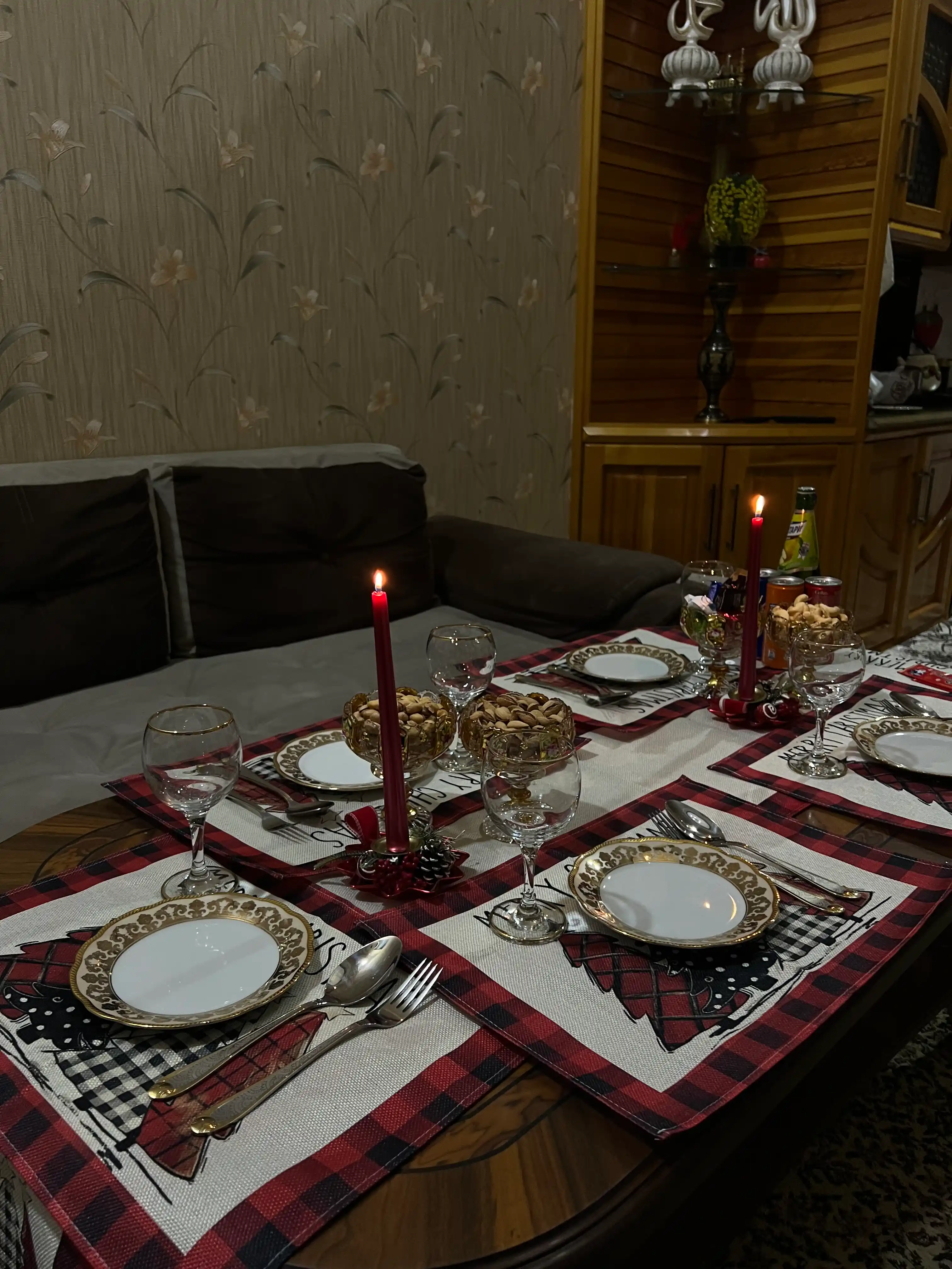 To‘plam Yangi yil dasturxoni uchun: stol yo‘lagi va 6 ta salfetka, qizil, qor odamli