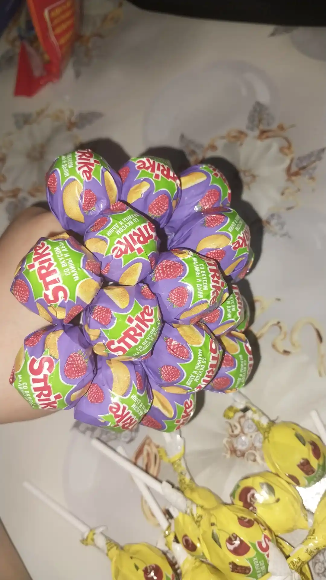 Ikkita tayoq ustidagi karamel Strike ass.packet/50pcs