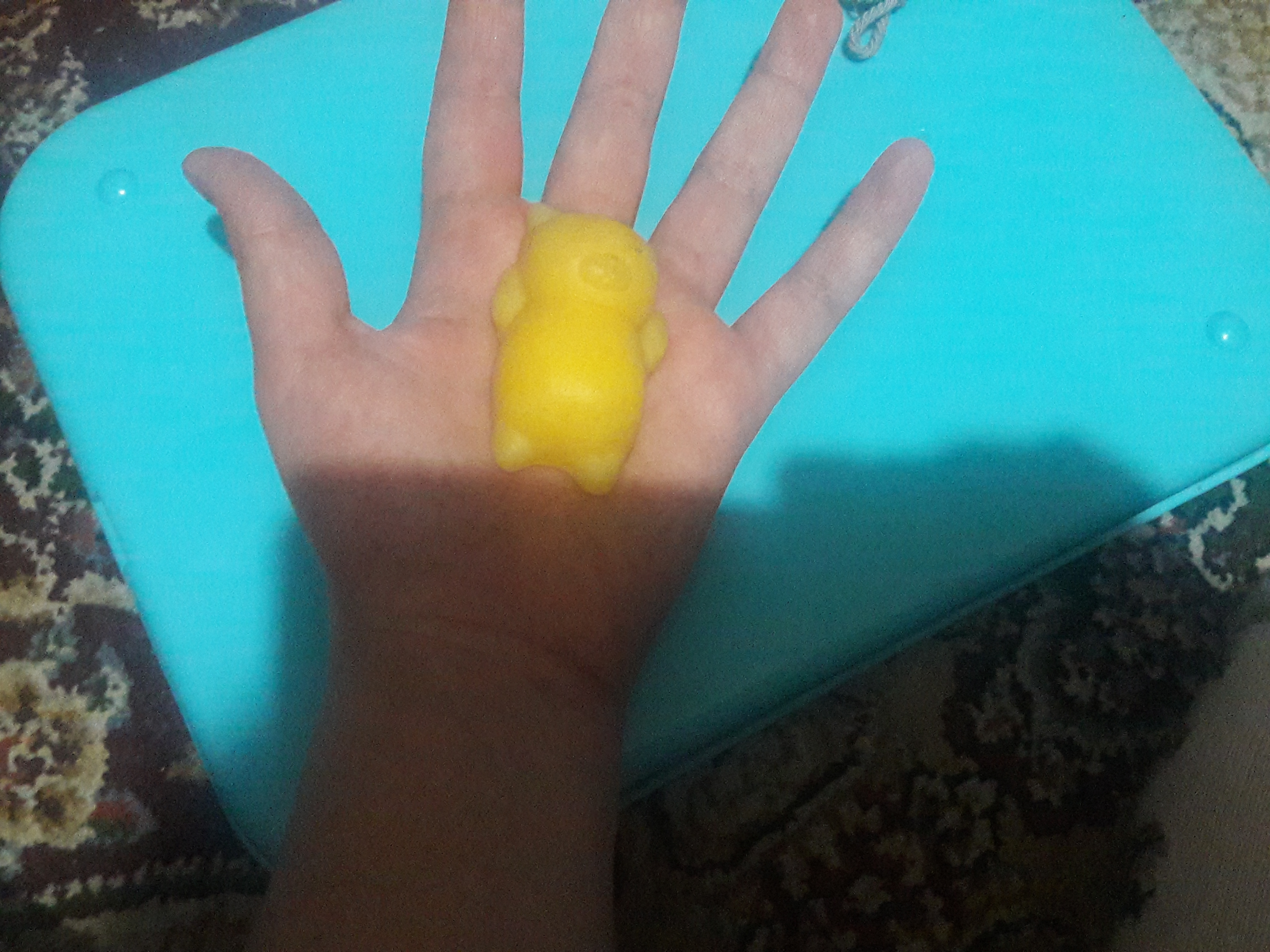 Mushuk Mochi telefonida stressga qarshi skvish o'yinchoq