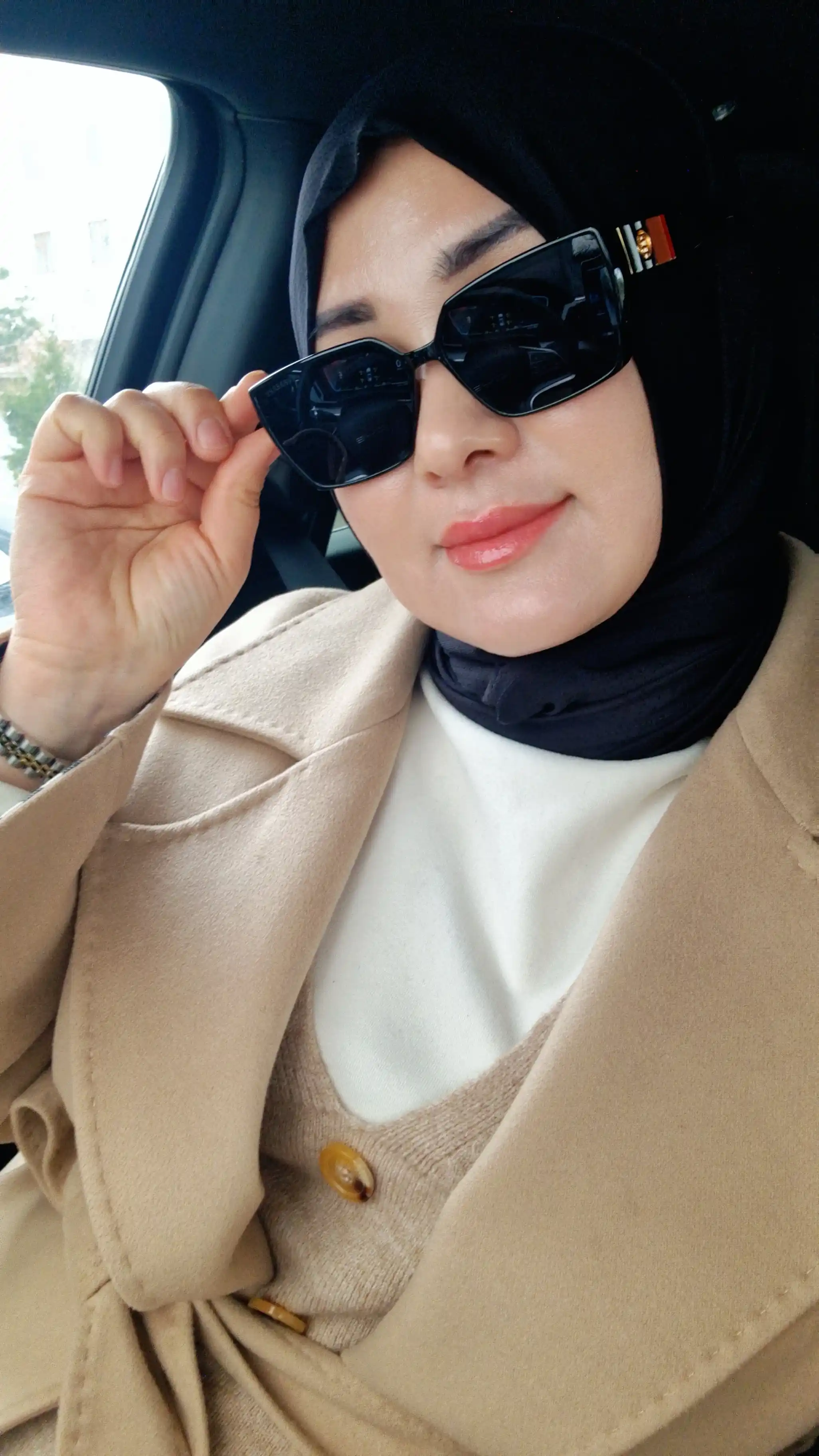 Quyoshdan himoya qiluvchi ko'zoynaklar 100% UV himoyasi bilan