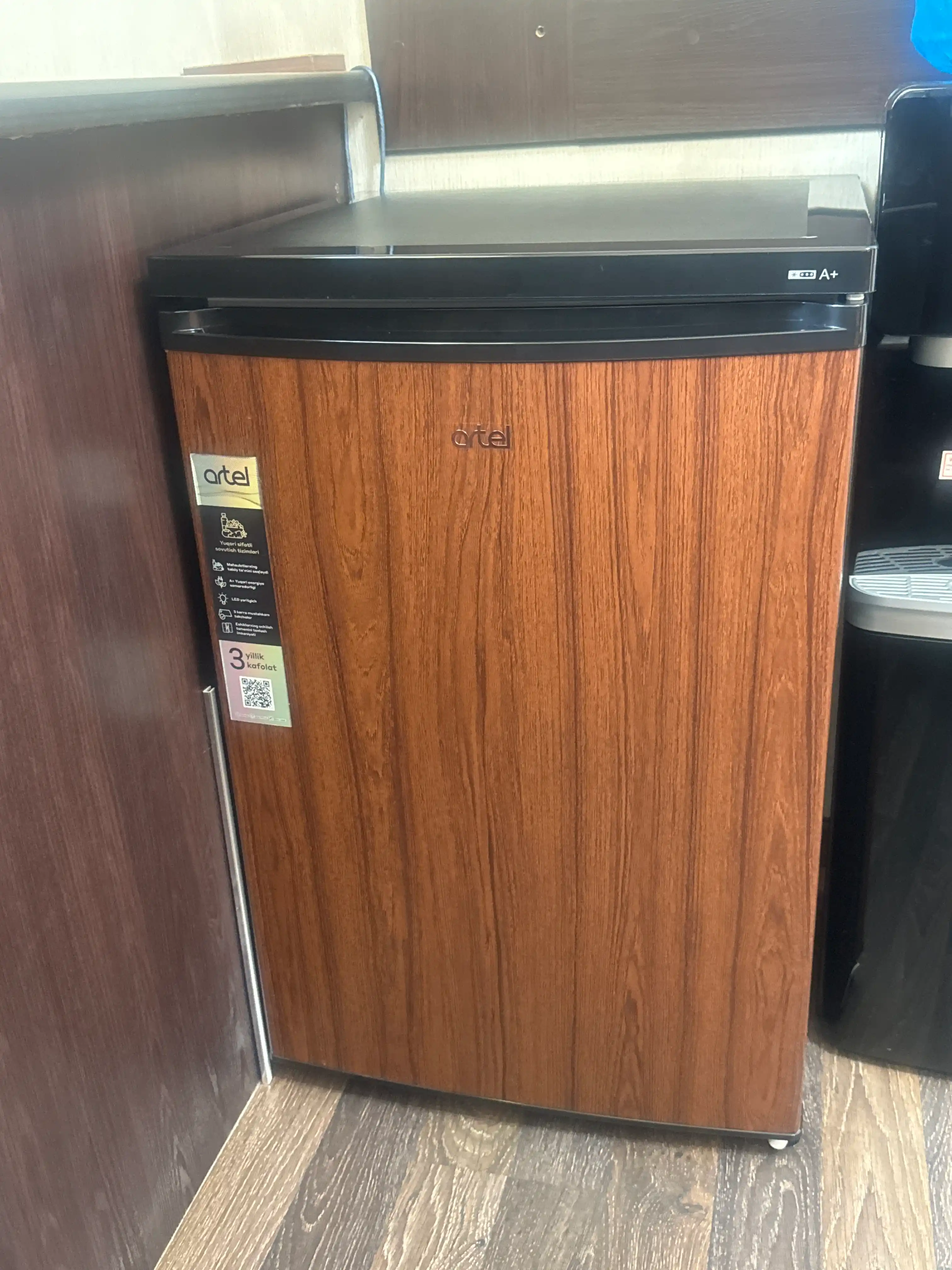 Sovutgich Artel ART-HS137RN, 105 litr