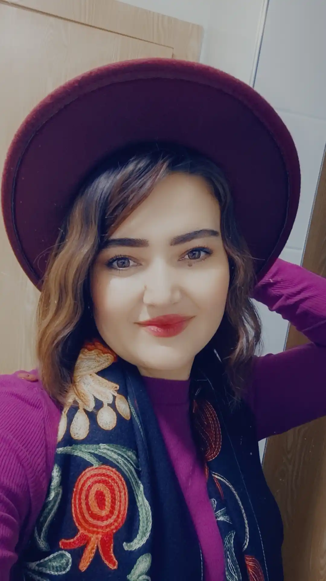 Ayollar shlyapasi "Bahor", fetrli, tor chegaralar bilan
