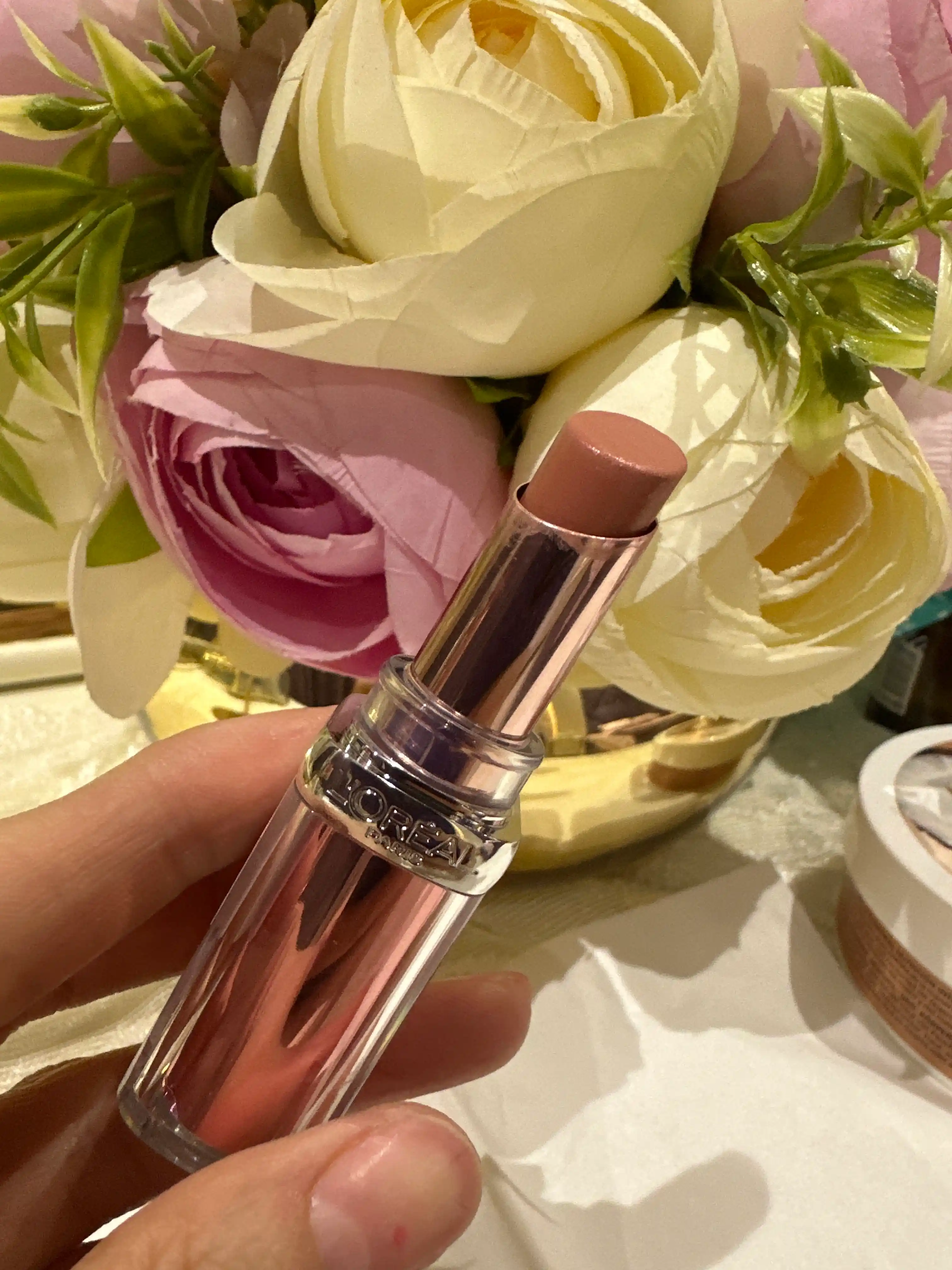 Lablar uchun balzam L'Oreal Paris Glow Paradise, ton 642 Bej Edem