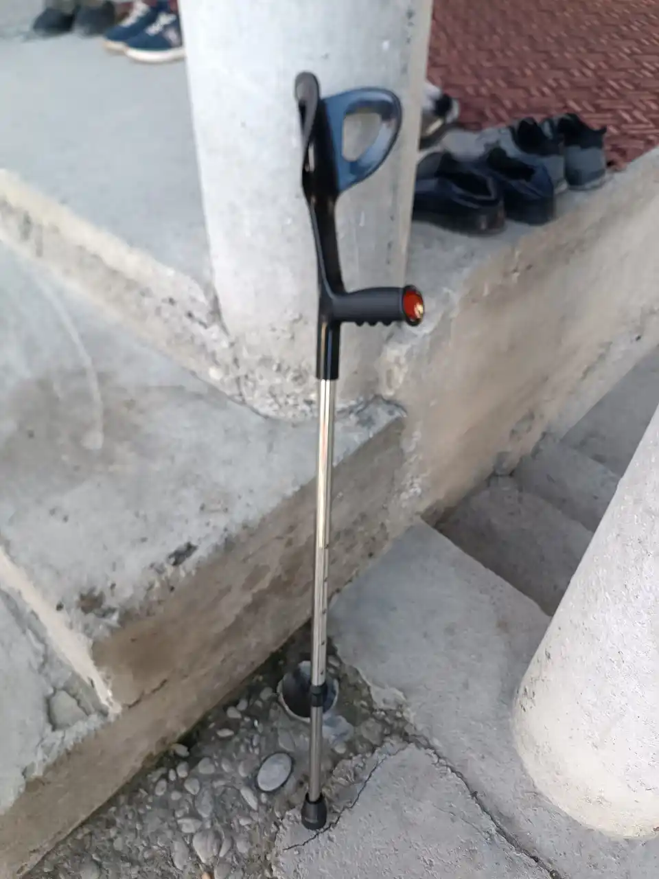 Tirsakli, qo'ltiq tayoq