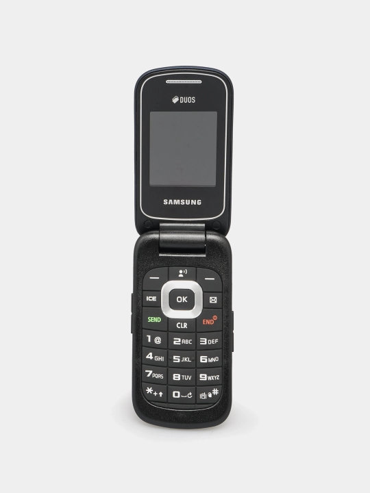 gusto 3 GM B311V telefoni 2 ta SIM-karta quvvatlash qurilmasi bilan