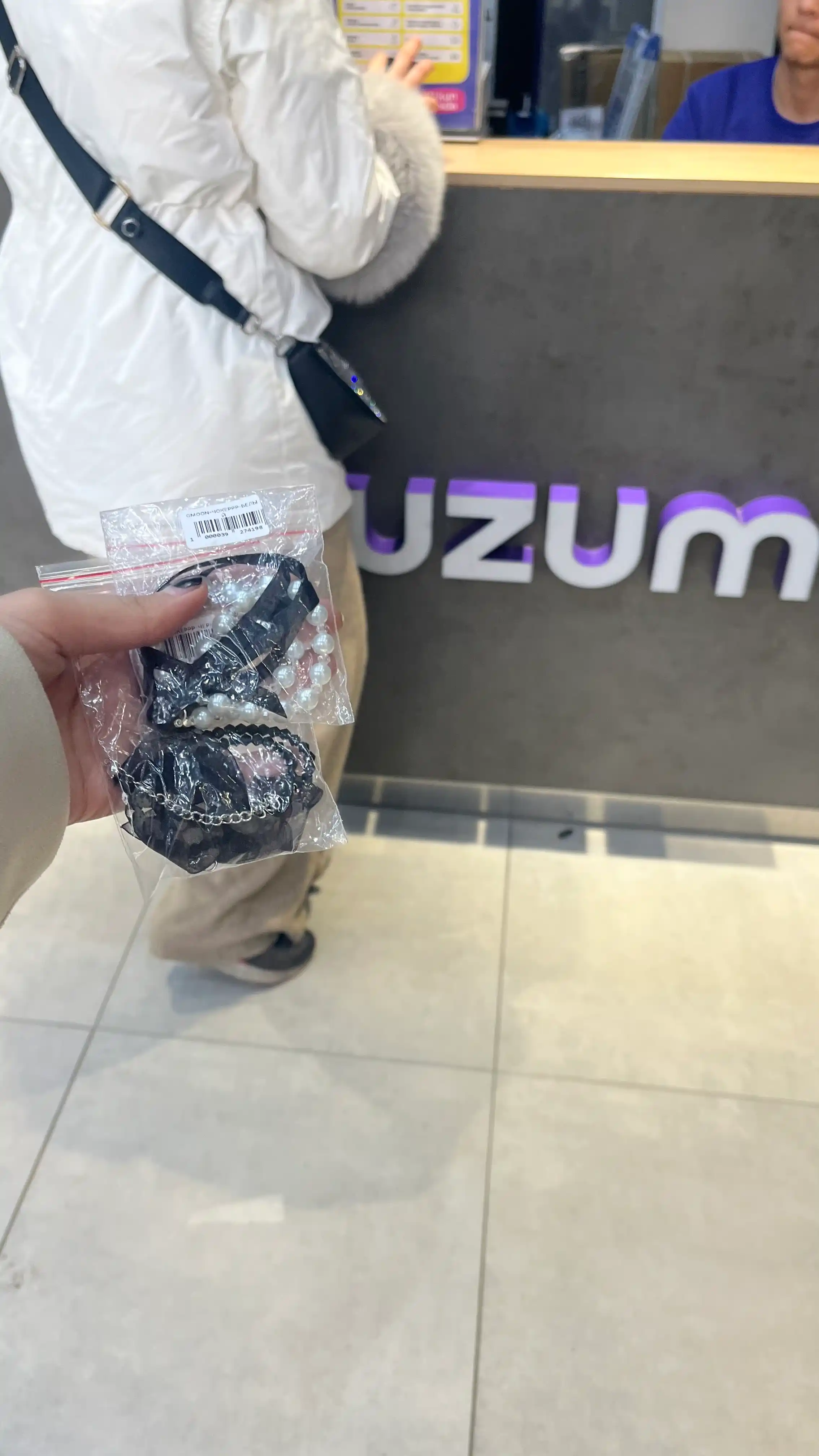 Choker ayollar uchun lenta va marvariddan va kamon bilan qora toshlardan, bo'yin bezagi
