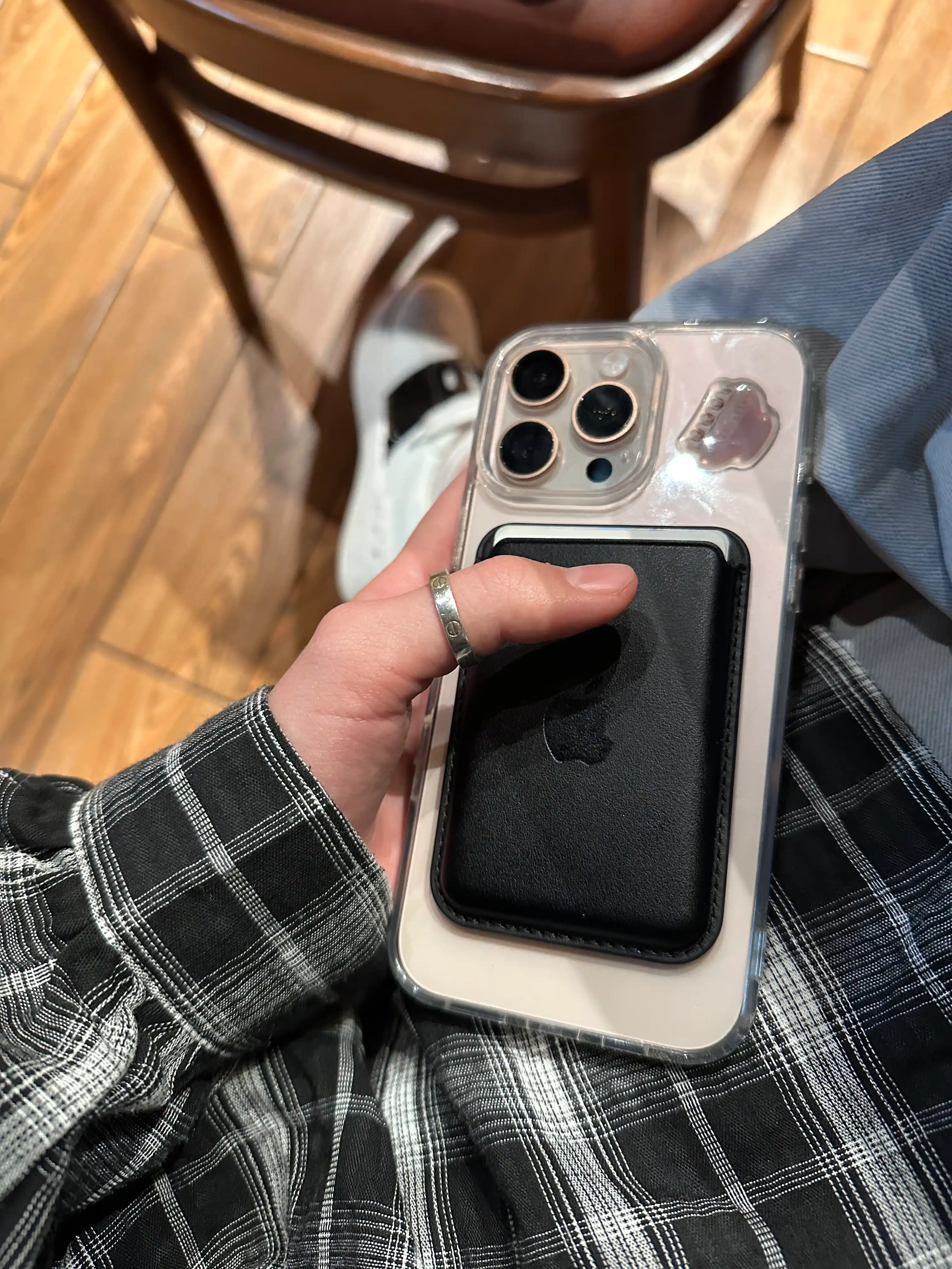 IPhone uchun MagSafe qo‘llab-quvvatlanadigan logotipli charm kartxolder