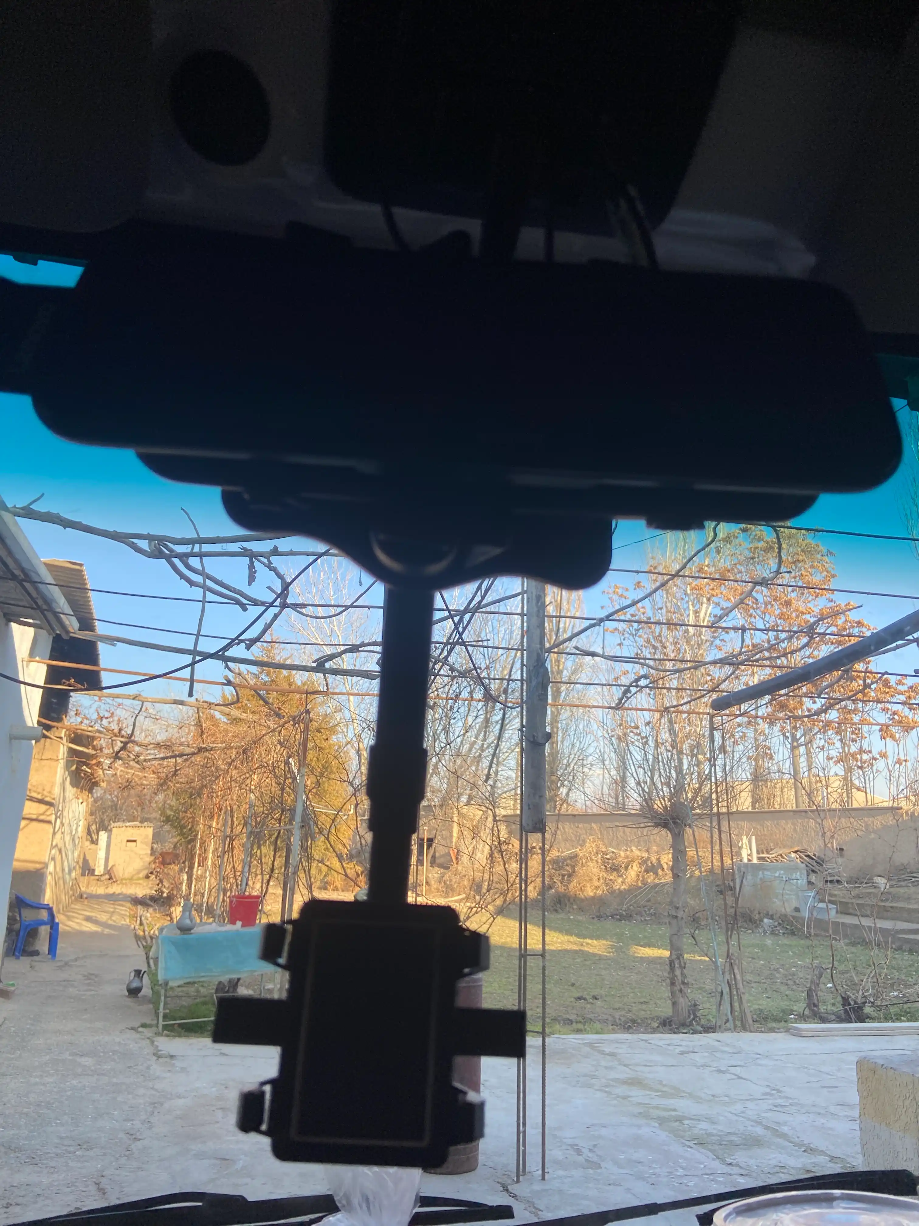 Telefon ushlagichi orqa ko'rinish oynasiga