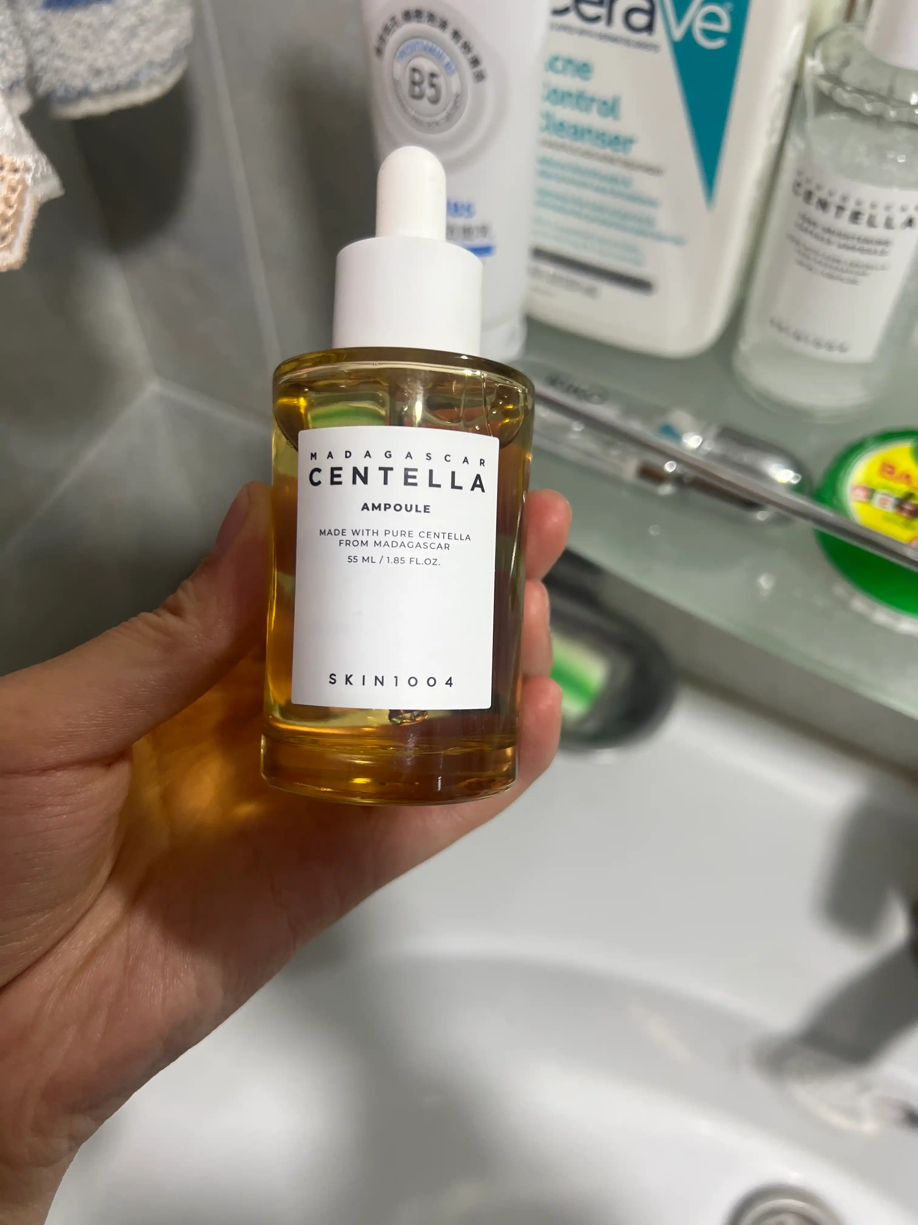 Tinchlantiruvchi ampulali zardob Madagascar Centella Ampoule Skin1004, sentella bilan, 55 ml