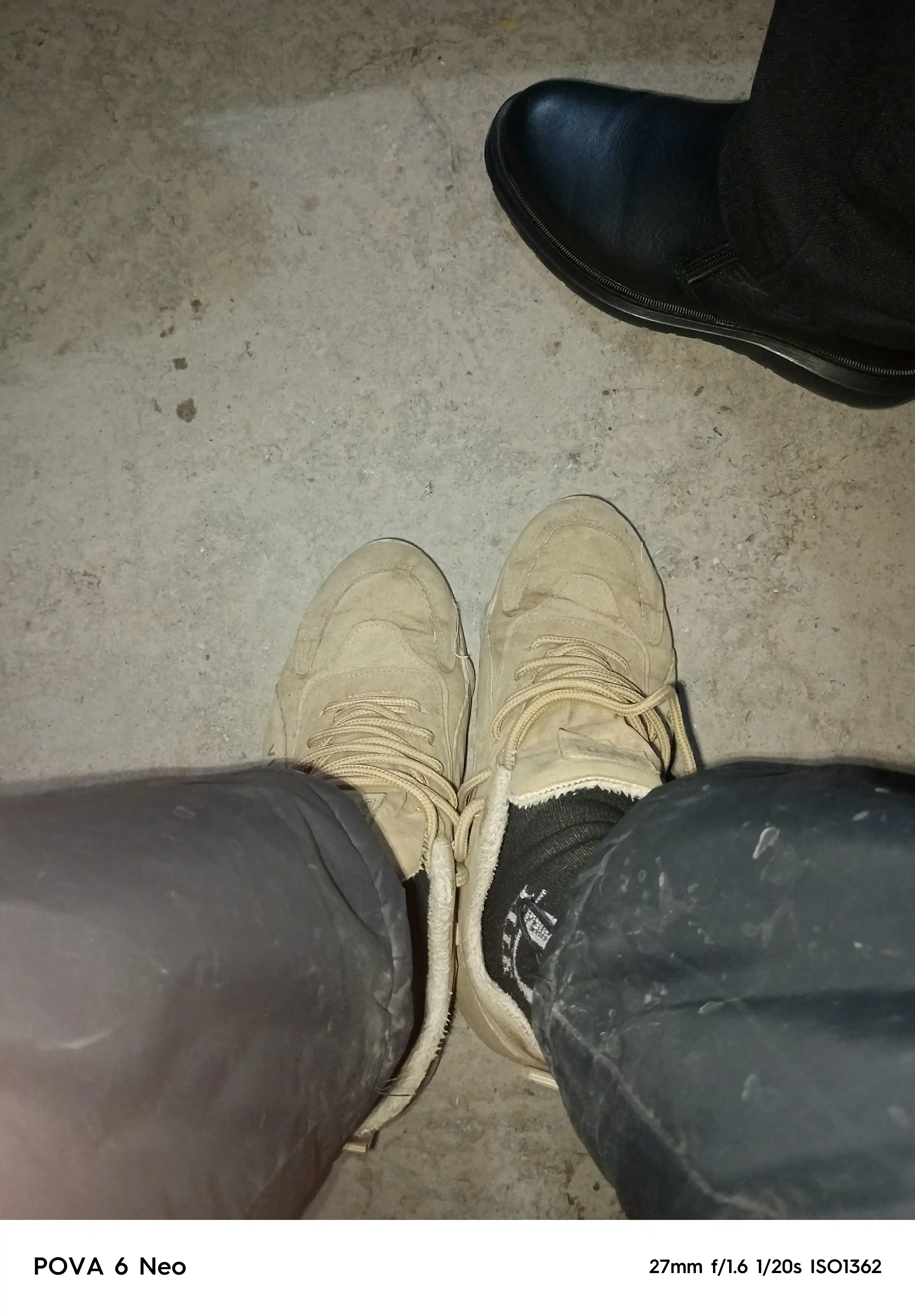Kuz va qish uchun issiq krossovkalar, 1-1,5 o'lchamga kichik