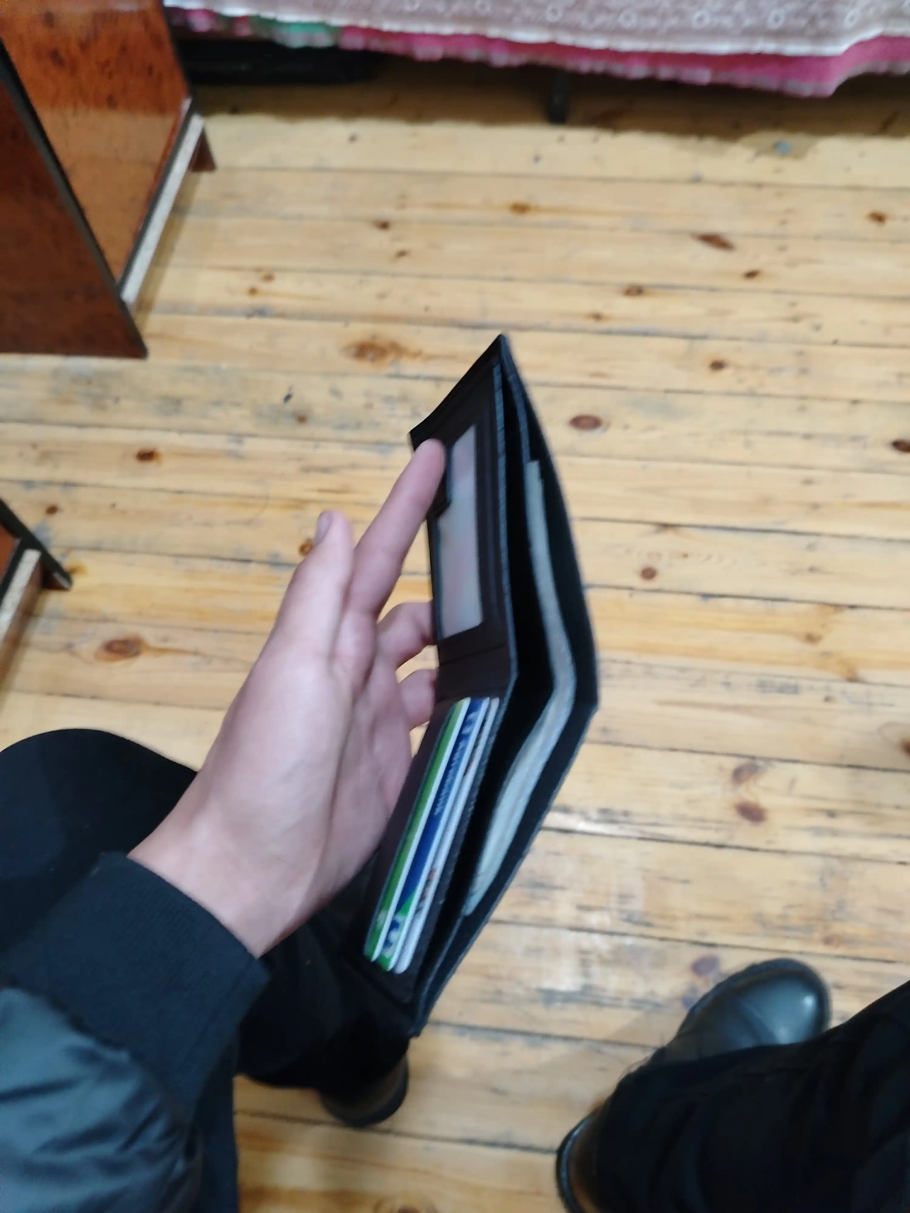 Erkaklar hamyoni, 12 sm x 10 sm o‘lchamdagi portmone