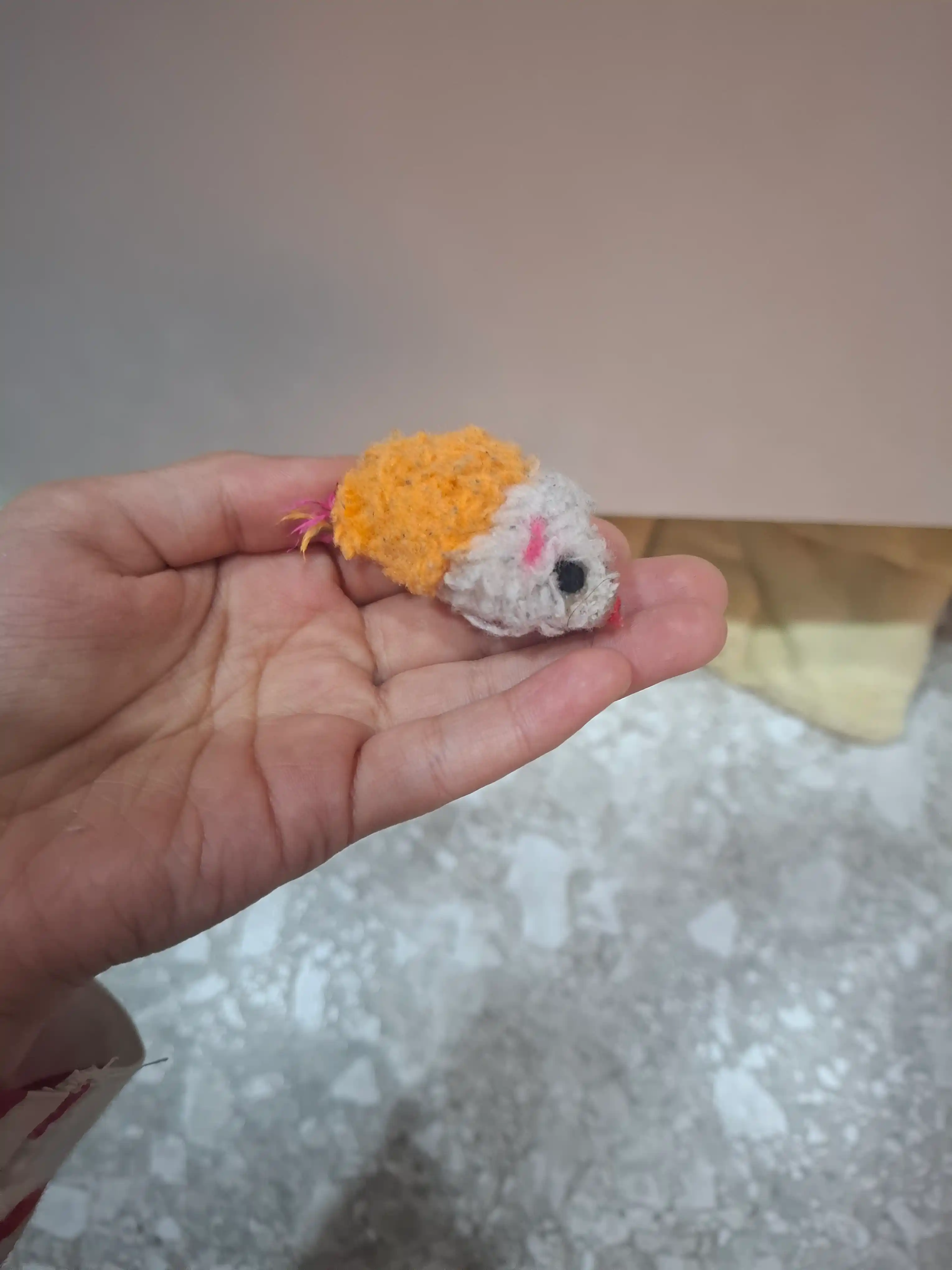 Игрушка для кошек и котят мышка с перьями и бубенчиком