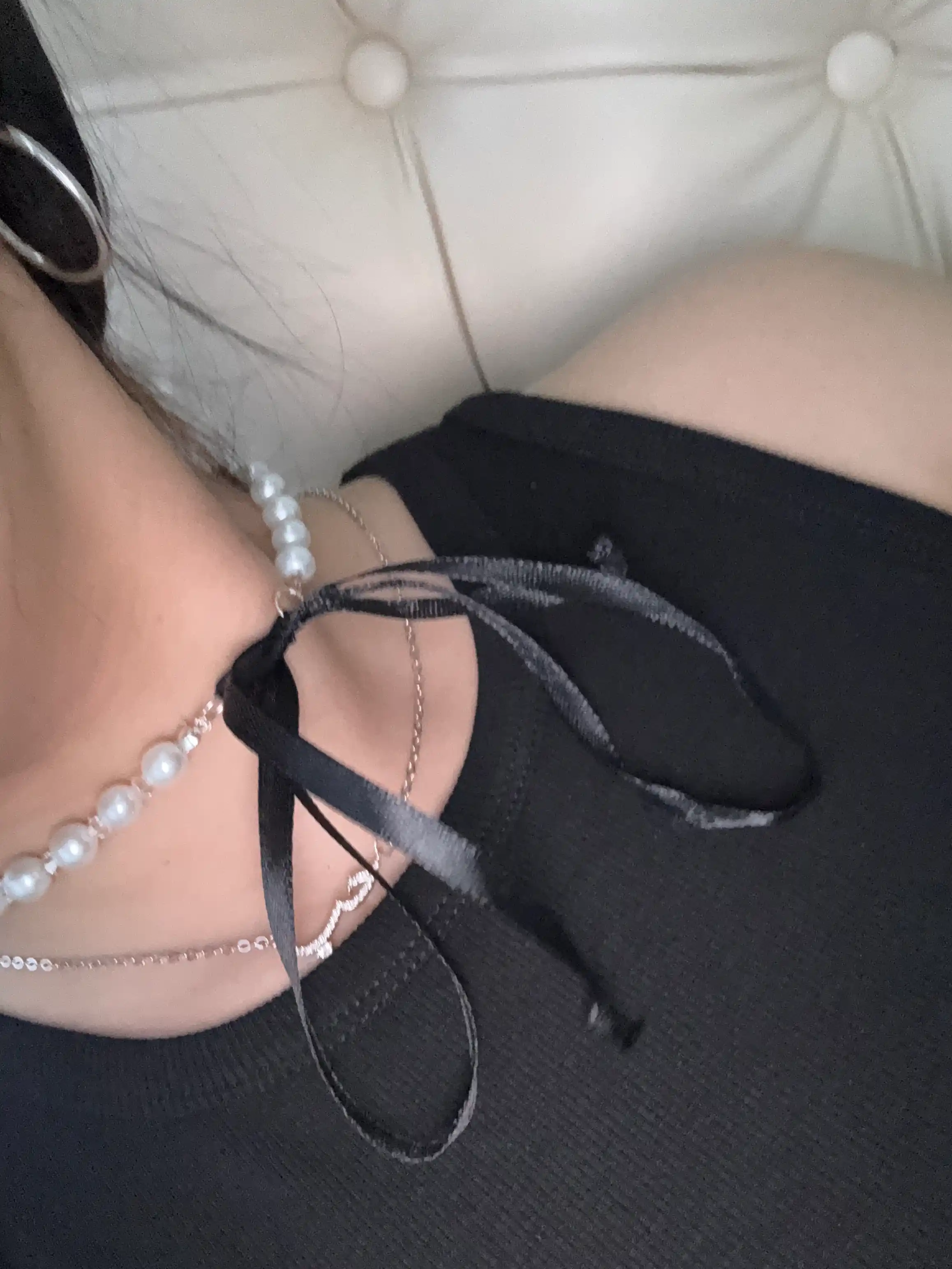 Choker ayollar uchun lenta va marvariddan va kamon bilan qora toshlardan, bo'yin bezagi